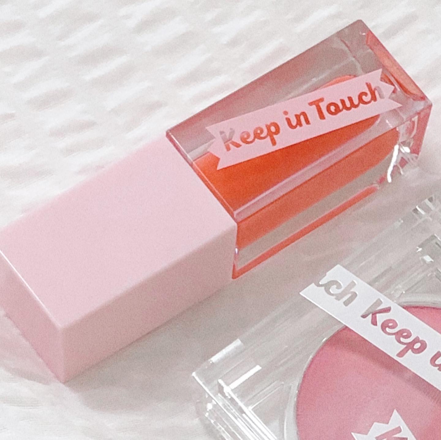 키핀터치의 립플럼퍼 소개드릴게요❤️
⠀
저는 립플럼퍼 처음 사용해보는데 입술이 넘 화해서 깜짝 놀랏ㅇㅓ요!ㅋㅋㅋㅋㅋㅋㅋㅋㅋㅋㅋ
⠀
그래도 그 화함이 오래 가지 않아서 다행이었아요! 사진상으로 플럼핑 효과가 드라마틱하게 나타나지 않아서 참 아쉽네요😭
⠀
전 요새 촉촉이립에 손이 참 많이가는데, 건조하지 않게 립컨디션을 유지할 수 있게@해줘서 좋은 것 같아요😊
⠀
컬러는 피치크러쉬 컬러인데 이름처럼 정말 복숭복숭한 컬러라 저는 차차틴트랑 같이 발라주었는대 둘의 궁합은 정말 찰떡쿵...❤️
⠀
 #키핀터치 #젤리립플럼퍼틴트 #립플럼퍼 #플럼퍼 #풍선틴트 #물풍선틴트  #오일틴트 #촉촉한틴트 #립플럼퍼 #워터틴트 #틴트추천 #플럼퍼 #플럼퍼틴트 #도톰한입술 #광택틴트 #립 #립추천 #립발색 #뷰티 #립글로즈 #입술필러 #필러틴트 #글로시 #beauty #kbeauty #makeup #liptint #tint #keepintouch #motd