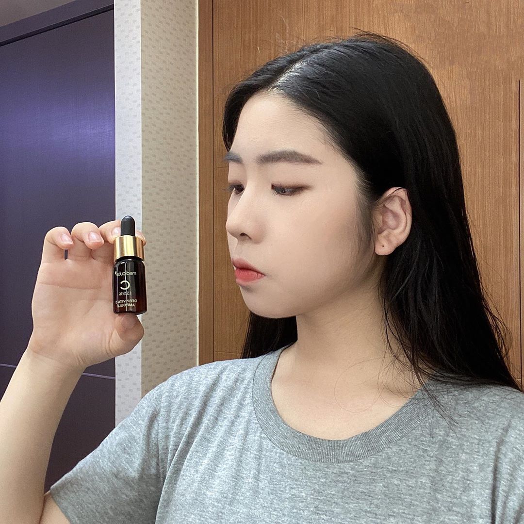 Ryeogyeong on Instagram: “메디큐브 딥 비타 C 앰플🌿(48000원) ▶️지금 피부 상태가 많이 좋지 않아요😂 요즘 코로나때문에 얼굴이 건조 해지고 칙칙해졌다면 비타 C앰플을 써보세요!! 7일 사용