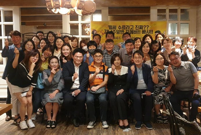 6개월의 과정을 모두 마치고,강남주말반 식구들과 쫑파티로 뜻깊은 시간을 가졌다.오늘은 울지 않기로 다짐하고 ㅎㅎ

좋은추억,좋은인연들로 가득했던 랜드프로rsa4기
회원분들의 앞날을 진심으로 응원한다! 화이팅!

우리 모두 정상에서 만납시다.

#공인중개사 
#랜드프로rsa 
#강남역애슐리
#쫑파티
#랜드프로
#수원호매실
#수원맘
#호매실
#좋아요테러
#선팔하면맞팔
#먹스타그램
#살아있다