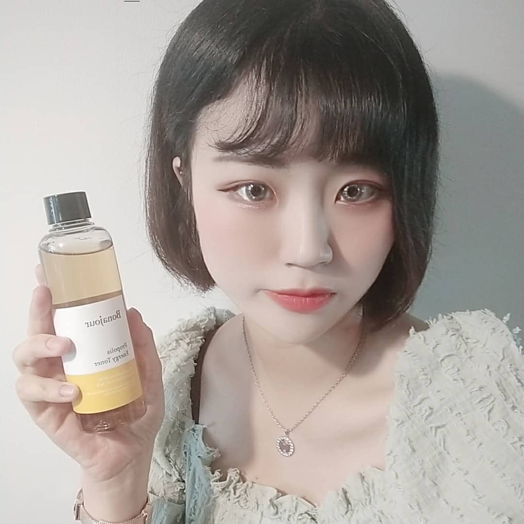 응디 on Instagram: “7월13일에 출시되는 #보나쥬르 프로폴리스 에너지 토너 추천드려용 저는 화장 전에 전체적으로 바르고 마스크때문에 건조해진 볼에 화장솜을 사용해 듬뿍 발라둬요. 이러