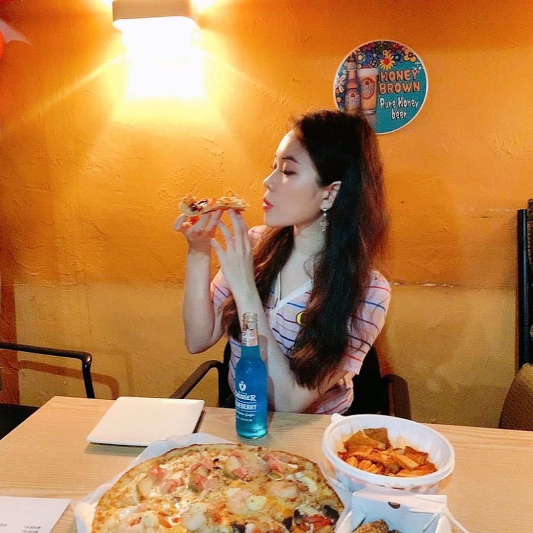 🌹ꕶꕶ♡𑀉🌹 on Instagram: “나도 모르게 양손스킬 쓰게 되는 맛🍕🍽 피자는 말할 것도 없고 치킨텐