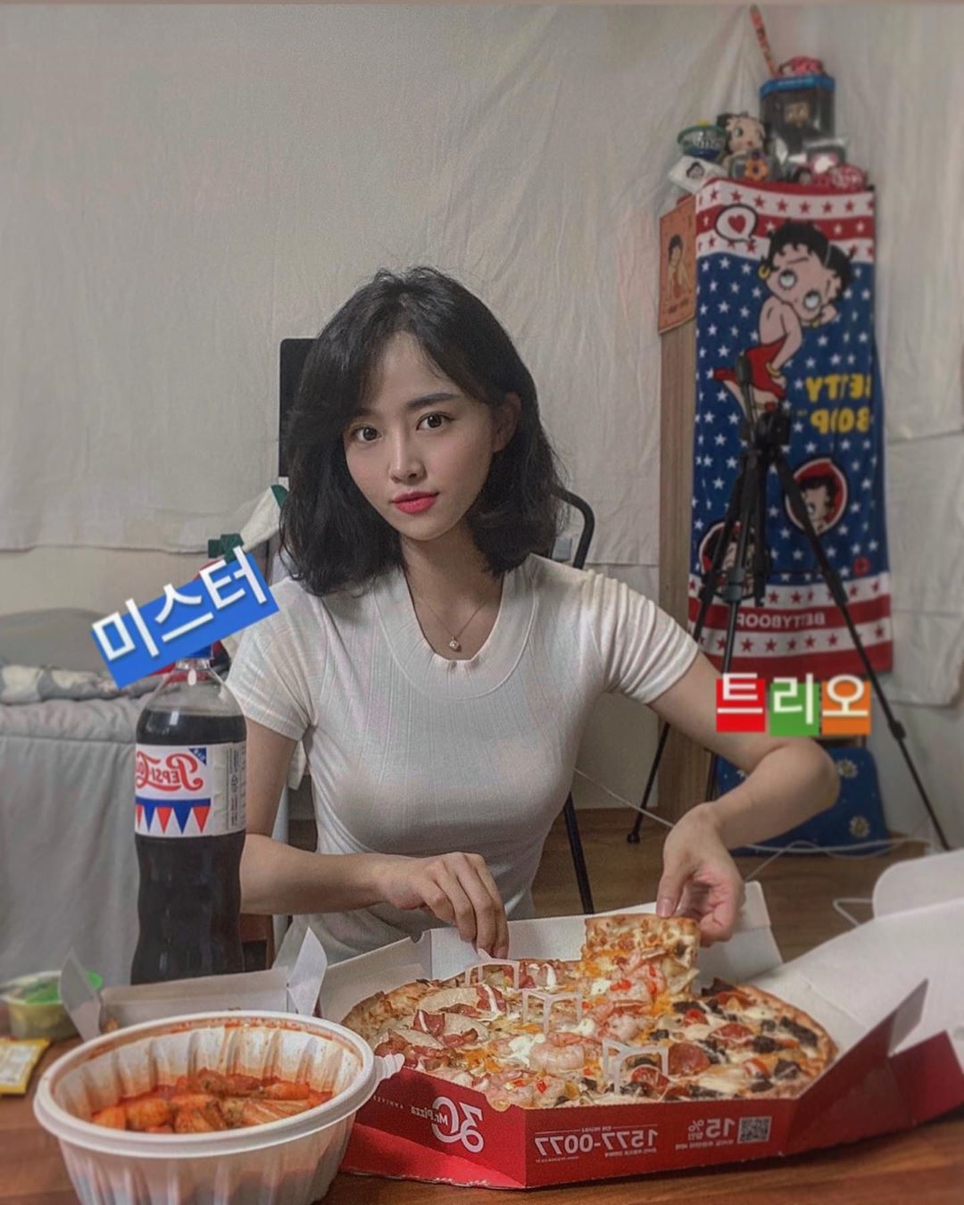 백초아 on Instagram: “오늘은 #미스터피자 #30주년 #신메뉴 #미스터트리오 🎊 머리가 산발이라 #7080 버저
