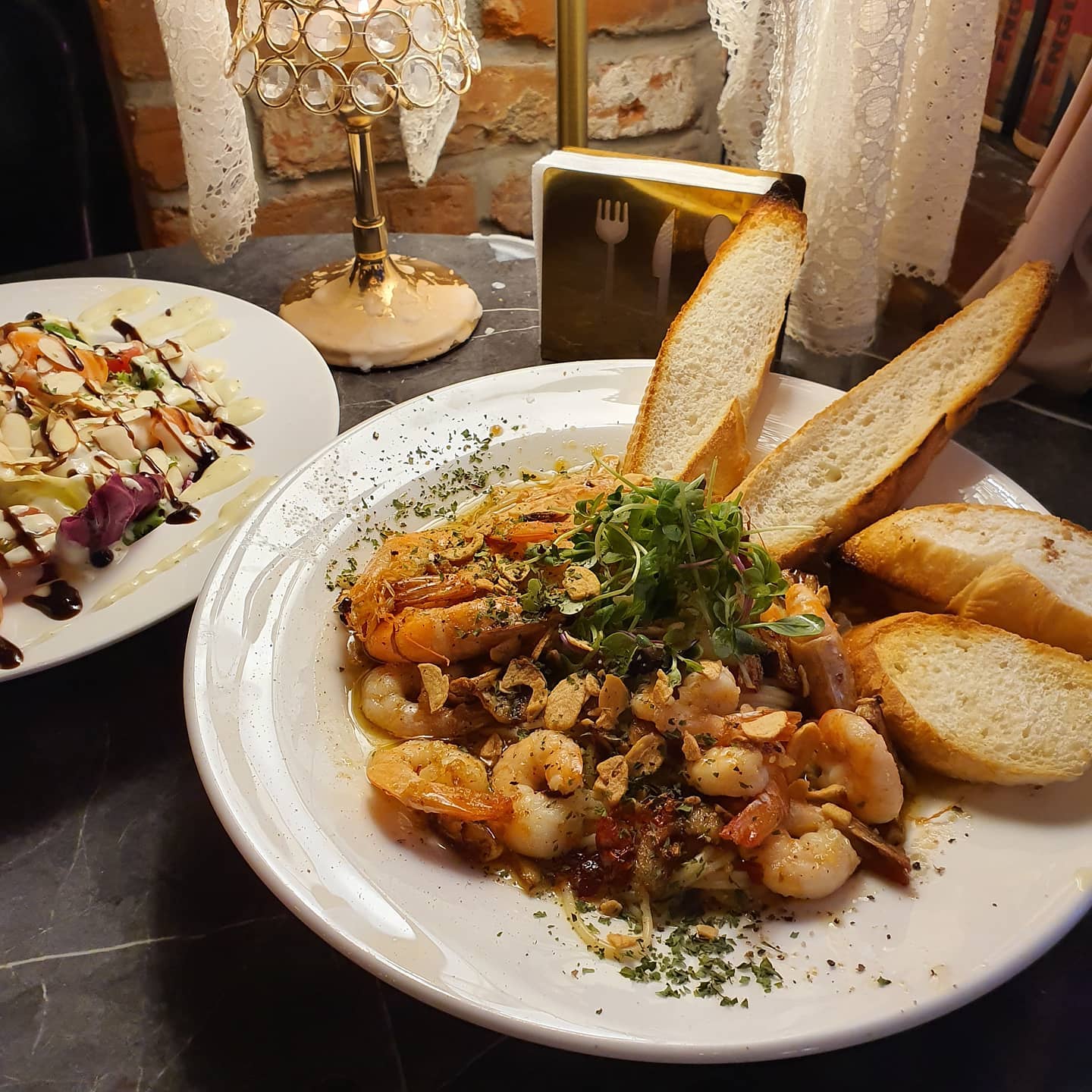 🌿블랙스미스🌿
감바스파스타 맛있는 성대 맛집👀 완전 양도 가득가득 간도 적당하고 맛있었던.. 연어샐러드도 드레싱이 완전 중독성 있어서 걍 막 들어감! 또 먹고싶다🤤🤤🤤💕 #블랙스미스 #성균관대