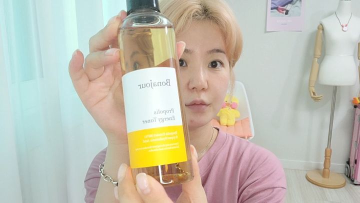 메이크업아티스트 전아리 on Instagram: “고농축프로폴리스 보나쥬르 토너! 화장솜에 듬뿍뭍혀서 팩스로 써도 굿굿♡ #제품협찬광고 #보나쥬르#프로폴리스토너#