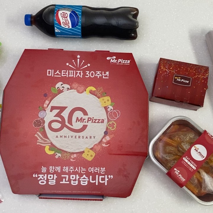 𝐵𝒶𝓂𝓂𝓎 🌺 바미’s Instagram profile post: “오늘은 가족들과 함께 피자 뿌시는 날! 🍕 밤씨는 미스터트리오(L) 시켰어요 ! #미피신메뉴 는 먹어 줘야죠 3가지 맛을 4명이면 한조각씩