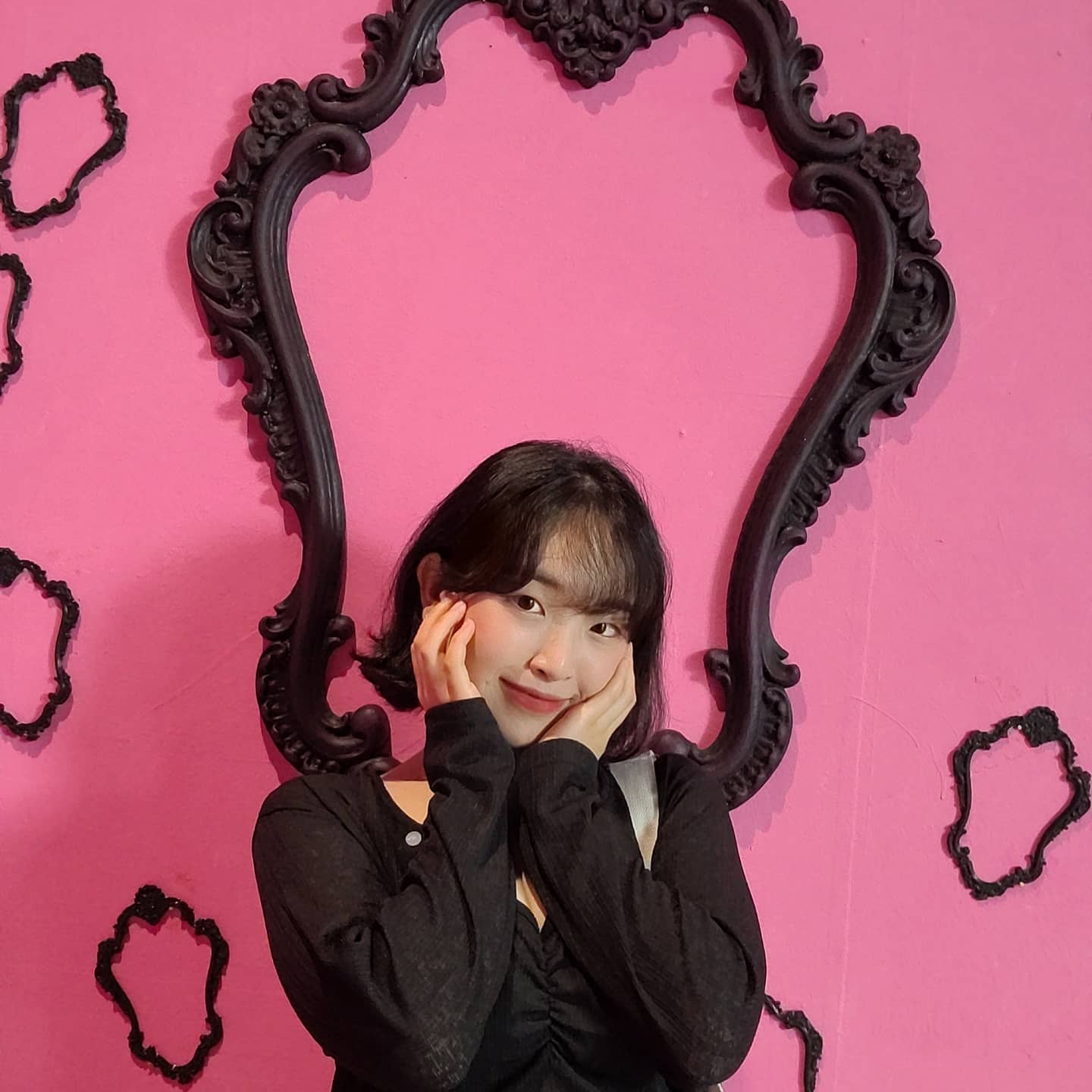전시회 사진 끄읕!
진짜 이쁜 사진 너무 많은데.. 그냥 우리 나온 사진만 몇개 골랐당 😆

압구정에 #신데렐라유니버스 가보세요!!
진짜 인생샷 많이 건질 수 이뚬..
최소 1달 우리기 가능 ^^)👍❤

저는 오늘 가족만나구 대청소해요..
생리때문에 몸 무겁고 아파죽겠지만 초파리가 너무 많아서 누워있을 수가 없어요 😭😭😭
일 다 끝나고 피드돌게쯈니다! 다들 즐주말 보내쎄효..😽