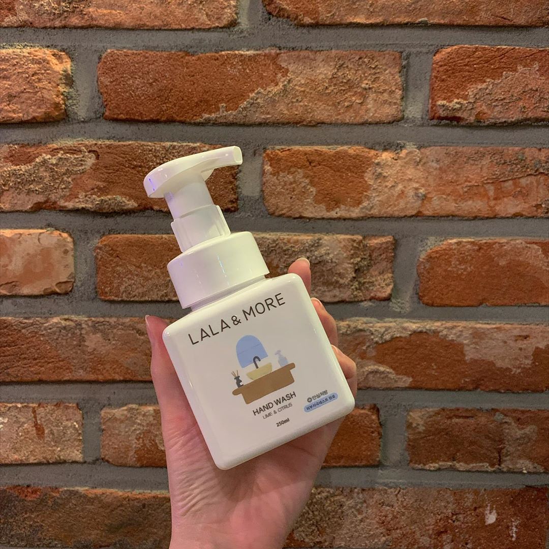 다니 on Instagram: “이제는 핸드워시가 필수인 요즘! 시중에 나온 제품들도 너무 좋지만, 유아도 사용가능한 브랜드라면 더 안심하고 사용할수 있겠죠?! 무엇보다 사용하고나서 손의 촉