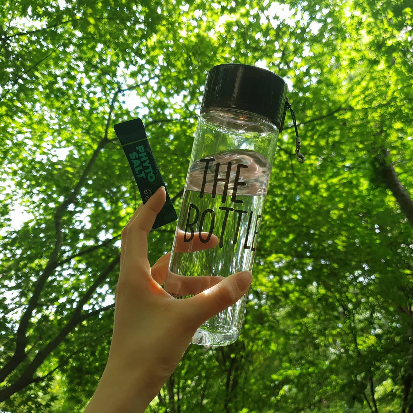 #협찬 #파이토솔트 #ad
⠀
🌿파이토솔트🌿
⠀
이왕 먹는 소금 건강하게 맛있게 먹기! ٩( 'ω' )و
⠀
나트륨 함량은 20% ⬇️ 미네랄은 ⬆️
일반 소금처럼 짠맛은 그대로지만
천일염, 허브솔트보다 고급지고 맛있당
⠀
요즘 복근, 힙 운동 열심히 하고 있는데
이온음료 대신 물에 타서 마시기 편함😉
(오이🥒나 레몬🍋즙, 설탕 넣어서 먹어도 좋음)
1g씩 소포장으로 되어있어서 휴대성도👍👍
⠀
✔파이트솔트 구입링크
https://smartstore.naver.com/phytoco/products/4922097915
⠀
#저염소금 #미세플라스틱프리 #프리미엄솔트 #다이어트식단 #다이어트 #캠핑소금 #여행용품 #부모님선물 #스승의날선물 #직장인선물 #명절선물 #추석선물 #설날선물 #부모님생일선물 #어린이집선물 #임신선물 #출산선물 #저염식단