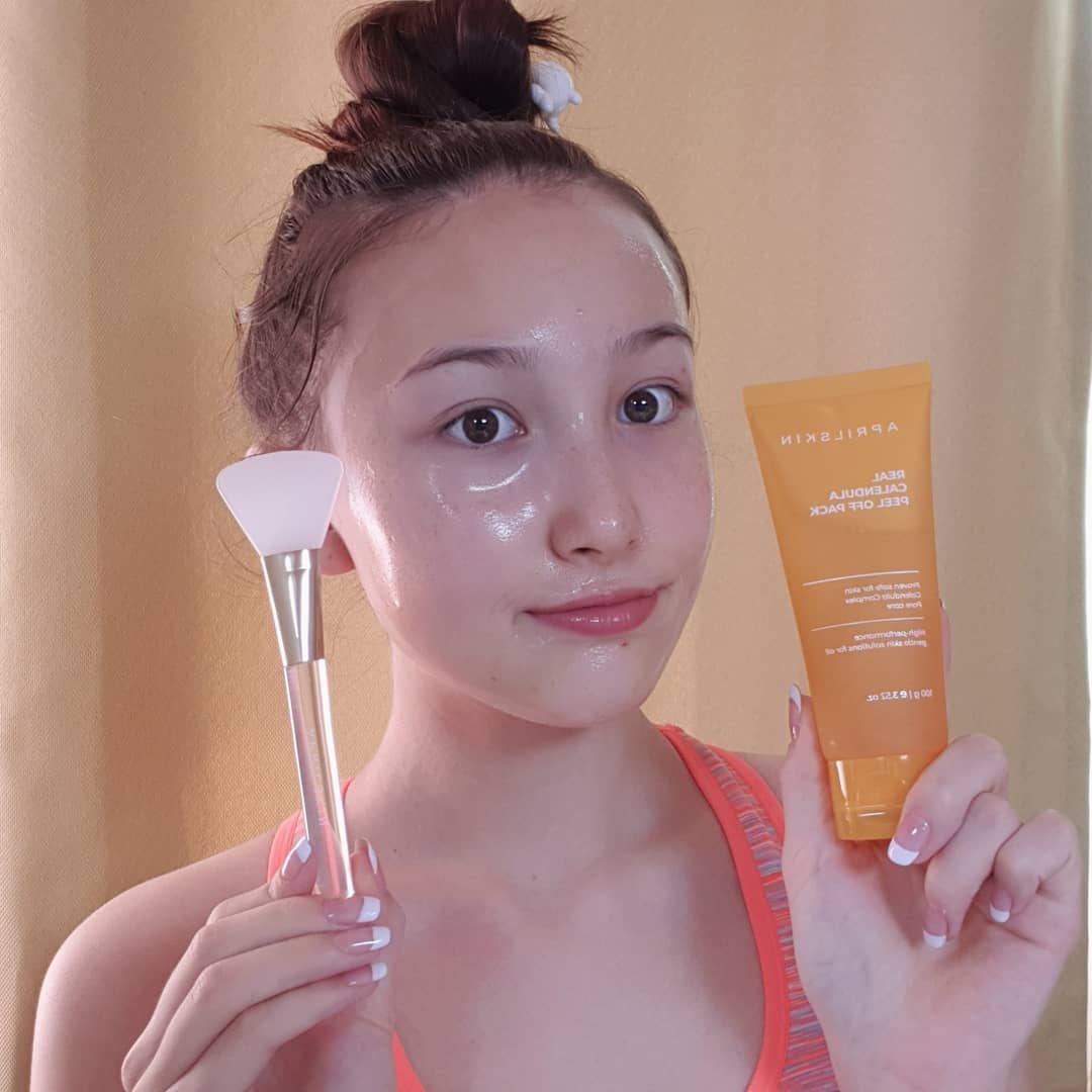 model 정다솔& 정희연 on Instagram: “@aprilskin_korea 리얼 카렌둘라 필 오프 팩 - 하고나면 피부가 보들보들🤤 - 리얼 칼렌둘라가 들어있는 팩이라 향이 일단 너무 좋고 자극 적네요!! - 보통 필오