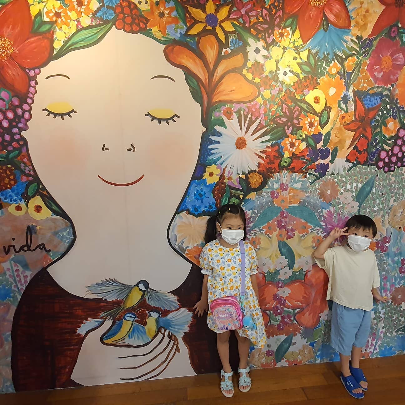 기대하던 #세종문화회관 #에바알머슨전
#에바알머슨 따라 그림도 그려보고 해서인지
제법 흥미롭게 보는 아이들 덕분에 알찼던 전시!
따뜻하고 밝은 그림 속에서 나를 찾아보는 시간
다음에 또 미술전시 보러가자 :)
#에바알머슨전시회 #세종문화회관미술관 #에바알머슨vida #에바알머슨그림