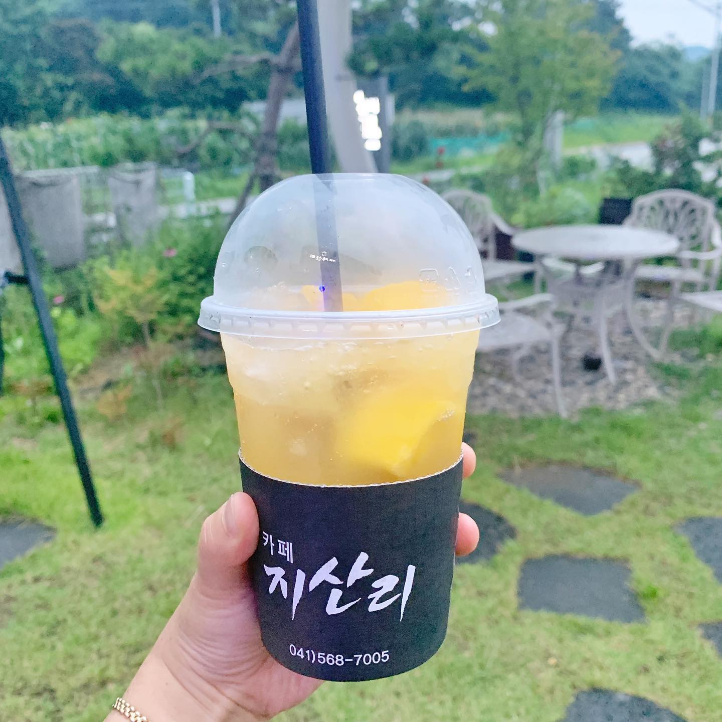 -
어제 중복이라 가족끼리 오리먹으러갔다가
이곳에만 오면 들리는 카페로 고고
⠀
요즘 빠진 백향과에이드 있는지 미리 전화하고
있다는 소리에 달려갔는데 안된다고ㅠㅠ
⠀
백향과에이드대신 망고에이드로🍹
내가 직접 만들어보려고 백향과퓨레 주문함😁
.
.
.
#식후카페 #백향과에이드대신 #망고에이드