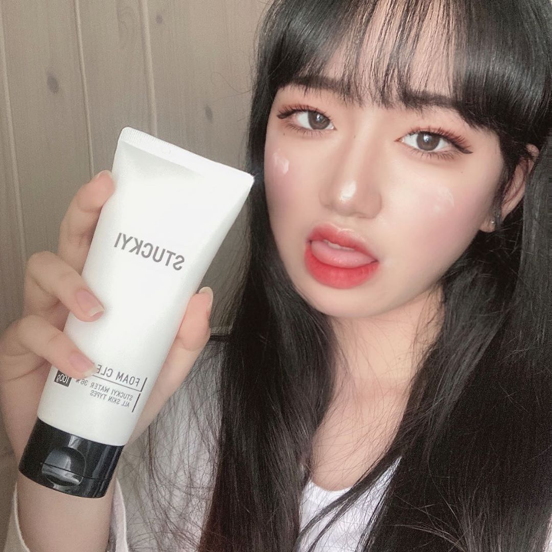 예지 on Instagram: “저도 매일매일 사용 중인 클렌저입니다!! - 먼저 제품 명은 더마스내추럴의 스투키 폼 클렌저이고 국내최초로 공기정화 식물인 스투키를 그대로 담았기에 민감성 피