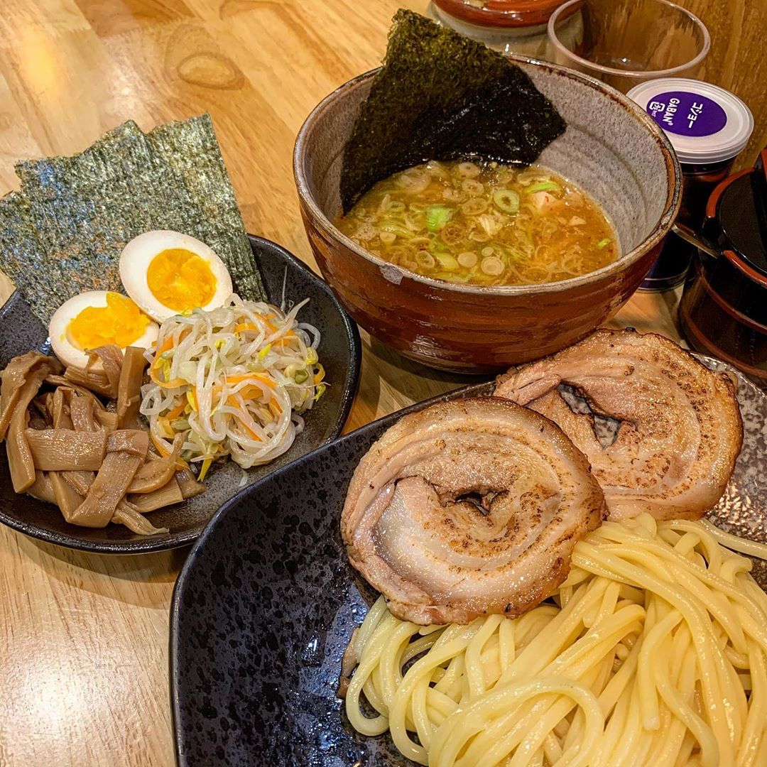 512 Likes, 55 Comments - 젬티그램 (@jmtgramm) on Instagram: “🍜츠케루 ᆞ 홍대 츠케루에서 츠케멘 먹고 왔습니다🍜😋 ᆞ 츠케멘 세트에 차슈까지 추가해서 테이블이 꽉 찼어요(」ﾟﾛﾟ)」 다진 양파나 가쓰오부시 등을 취향...