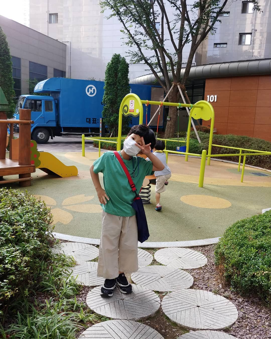 오랜만에 한컷~
오늘은 #방학
뭐 간게 없는데 방학이네 ㅋ
또 바로 데릴러 가야지머..

아침부터 혼나고
나도 기분 안좋고~
여튼 잘다녀오ㅏ
오늘 금요일이야 나가서 놀자
-
#우리들은1학년#아들아
#키즈스타그램#아들맘#일산맘
#불금#주말그램#나도쉬고싶다
#나에게도방학을주세요
#한숨#휴
