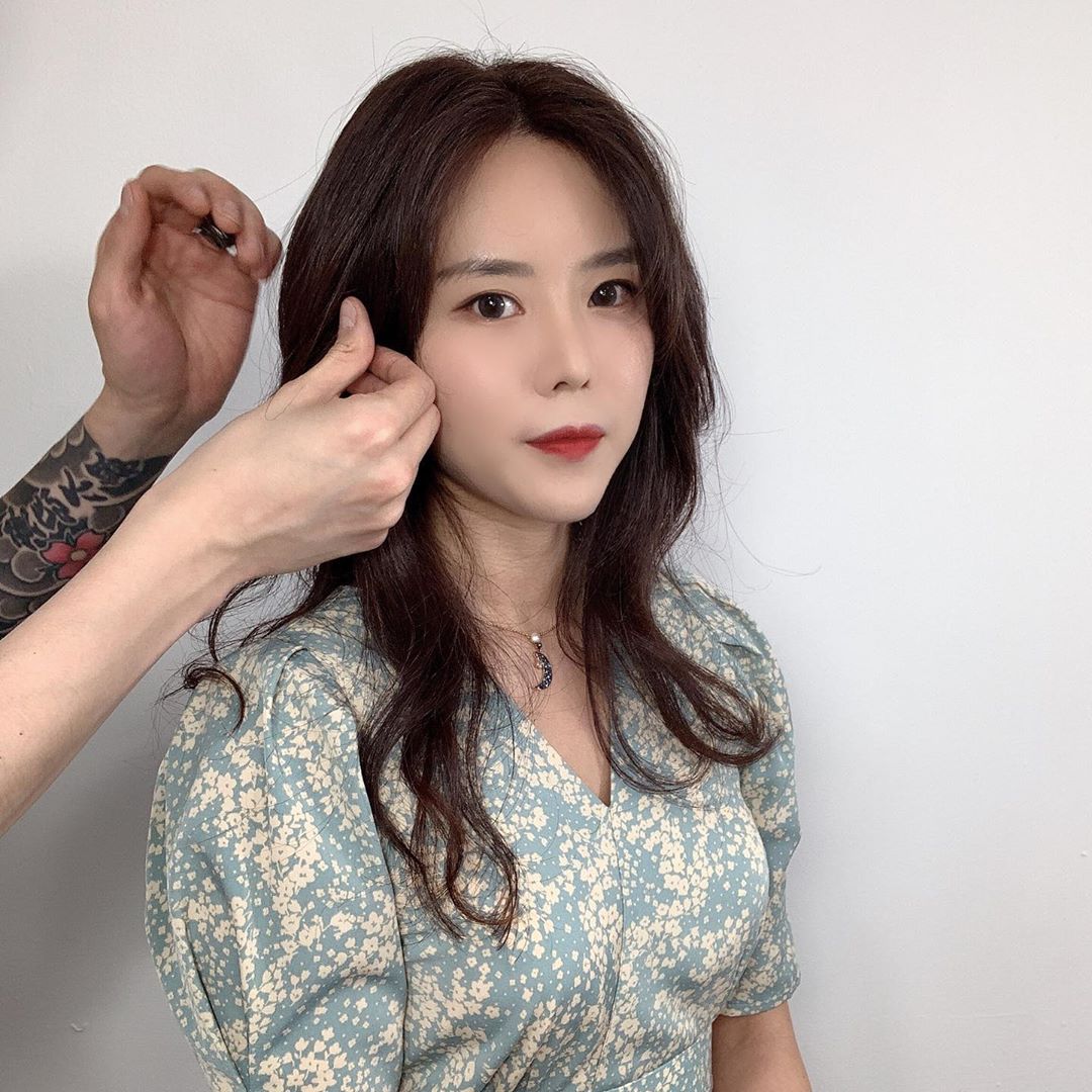 hྉyྉeྉ rྉeྉeྉ ❤️ on Instagram: “머리를 하러 가서 촬영을 하고옴😁✨ 지코닮으신 실장님 헤어 컷트 예술...👍🏻✨ 세상 섬세한 손길로, 이뿌게 염색해주셨다😘 다음에 또 갈게요🙏