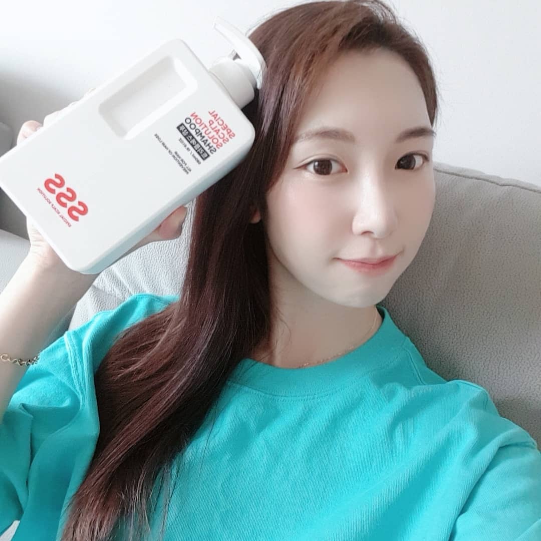 Ram Ah Lee on Instagram: “☝️여름철 습한기온으로부터 내머릿결과두피를 책임져줄 #트리플에스샴푸 머리를감으며 시원함과청량감을 원했는데 내가딱 원하는 제품☺️☺️만족스럽다 하도