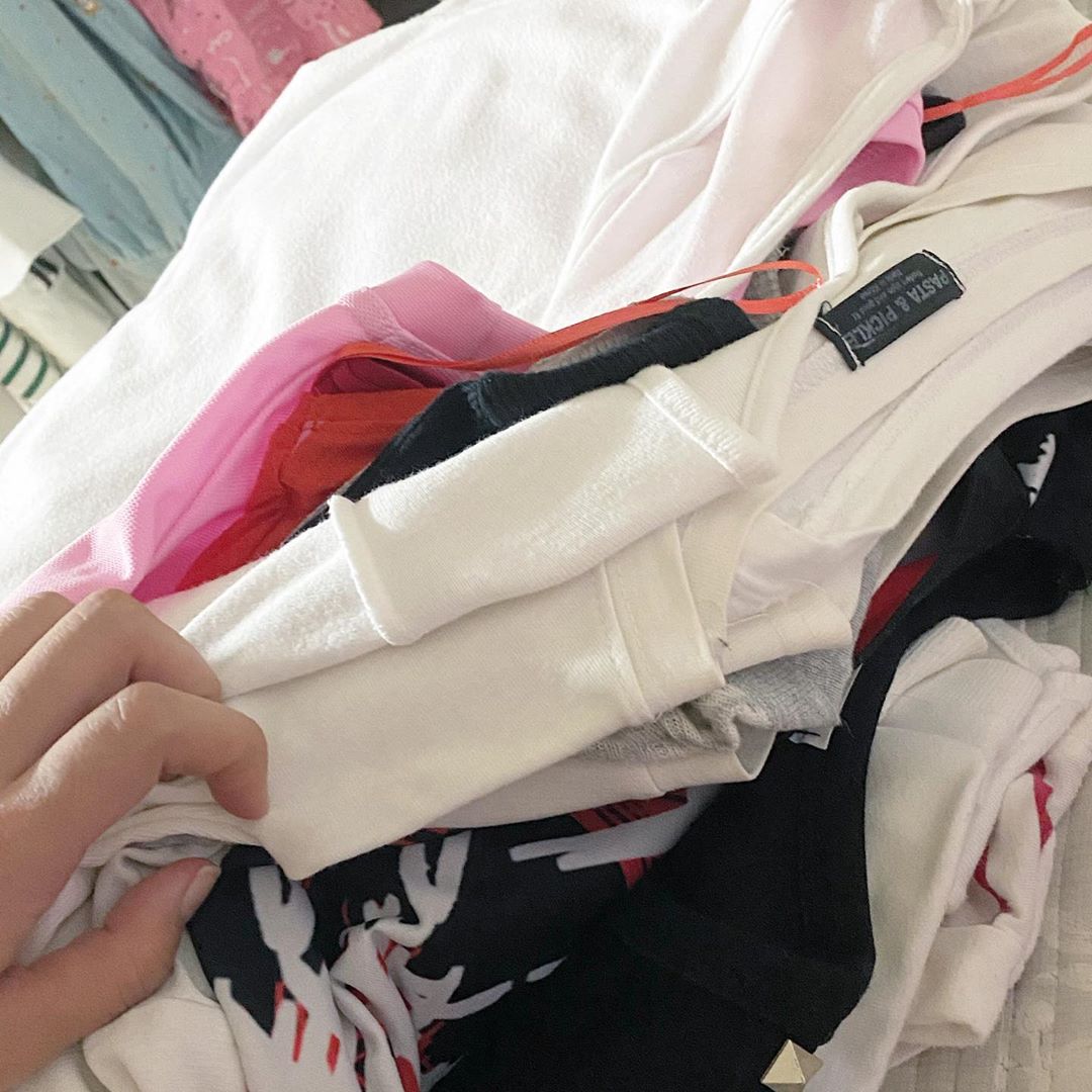 ⓢⒶⓇⓐⓝⓖ on Instagram: “이사 준비하면서 버릴옷, 안입는옷이 한가득이였는데 팔껀 팔아주고 남은건 기부할 수 있는 시스템이였다 :) 덕분에 옷장은 가벼워지고 지갑은 두둑해지고 마음