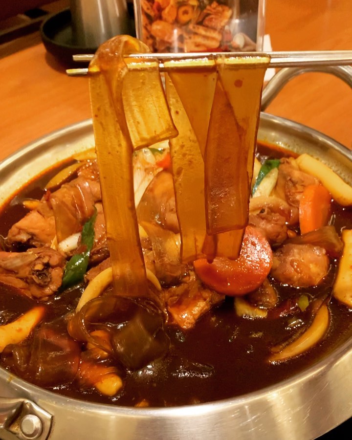 𝗞 𝗔 𝗬 𝗟 𝗘 𝗘 ♥ on Instagram: “흥부찜닭 (동대문 DDP 롯데FITTIN 빌딩) 동대문역사공원역에서 바로 이어진 FITTIN빌딩 8층에 위치한 흥부찜닭 들어가는 입구에 손소독제가 비치되어있고
