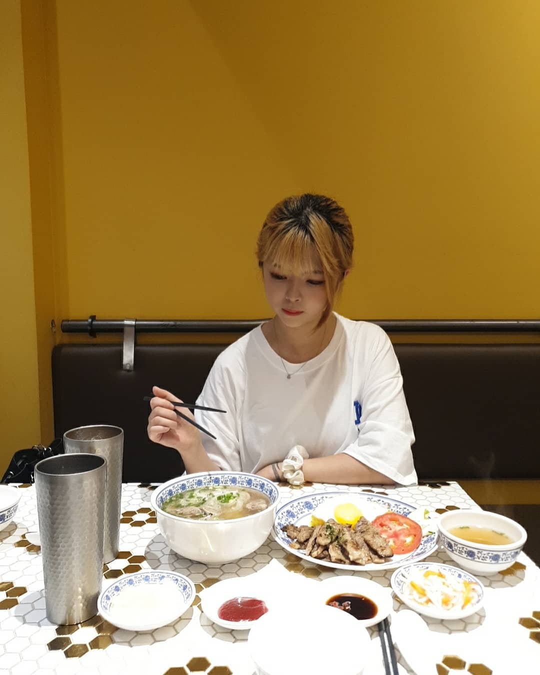 수원 홍호아 영통점
.
TV 프로그램에서 백종원씨가 방문하여 극찬한 적 있는 현지 '퍼찌아쭈엔' 육수 비법을 그대로 전수받은 육수를 사용
거기다가 주차 2시간 무료여서 부담없이 주차 할 수 있다고 해요~
단, 브레이크타임은 15~16시까지라고 하니 참고하면 좋을거 같아요!
.
#영통구 #영통맛집 #영통카페 #영통역 #영통데이트
.
#좋아요 #좋아요반사 #좋아요테러 #좋반테 #좋반 #좋테
#맞팔 #선팔 #맞팔하면선팔 #맞팔선팔 #선팔맞팔
#수원 #영통역 #수원맛집 #영통역맛집 #영통역맛집추천