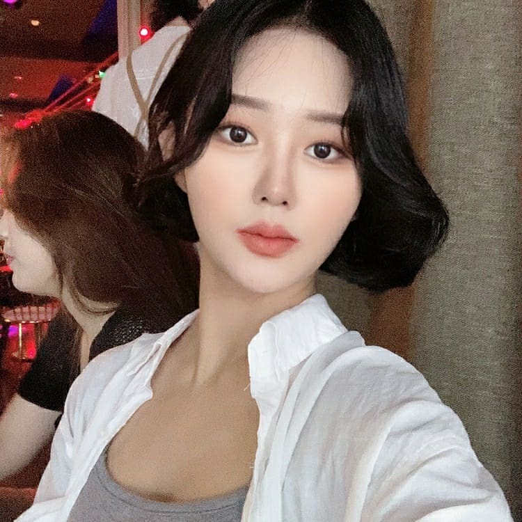 YOLO on Instagram: “펌 하고 나서 내가 아무렇게 말려두 넘나 이쁜 #이끌림헤어 앞협찬 입니다 ! (찐으로 서비스, 헤어제품 , 결과 까지 너무나 마음에 들었던 곳입니다) . . . 여원장님께서 머리