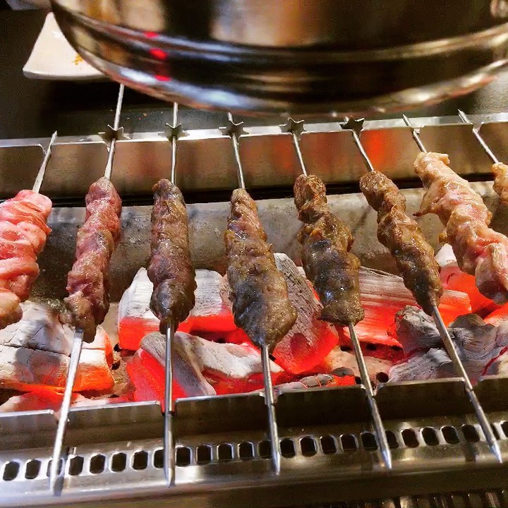 아구더워..보양식 드세요😓😓
백종원님도 칭찬할 것 같은 깔꼼 양꼬치 맛집✨
[천안 김가네 양꼬치] 빛나는 불판 보세요😘

2년된 양꼬치집이 이렇게 깨끗할 수도 있답니다. 
양꼬치의 요정같은 귀여미 사장님이 틈나면 닦으신대요😊
요리하시는 엄마와 따님 두분이 운영 하시나 봐요
정말 중국식이에요. 중국에 살았던 티 내고 싶어
고향이 어디시냐고 했더니 연변 용전이시라고.
안 가본 곳이네요.

끈적임1도 없는 테이블에서 세트2번 을 먹었어요. 
누린내 전혀 없는 쫄깃 고소한 양꼬치 먹다보면 
겉바속쫀 꿔바로우 나오구요 
마무리는 김치탕면같은 얼큰한 옥수수 온면
또 먹고 싶🙈 

*돼지고기로 치면 양꼬치는목살 
양갈비꼬치는삼겹살로 생각하시랍니당
#천안양꼬치맛집#신불당동양꼬치#신불당동맛집#신불당동데이트맛집#신불당동추천맛집#신불당동회식#신불당동JMT#신불당동맛집투어#천안김가네양꼬치#천안데이트맛집#오늘은뭐먹지천안