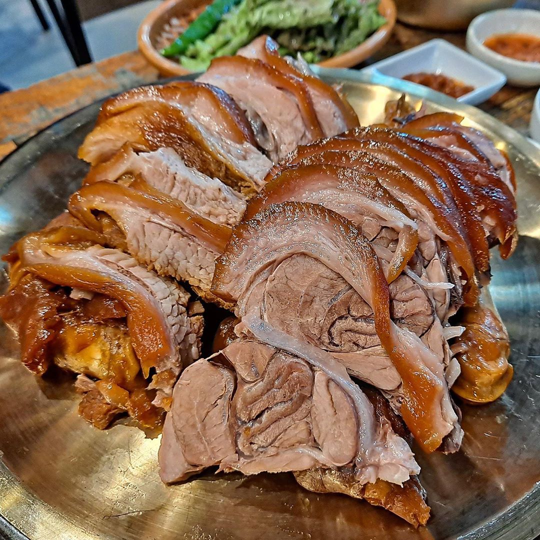 졤티그램 on Instagram: “🍖호야네족발 ᆞ 왕십리 족발 맛집으로 유명한 호야네족발에 다녀왔습니다 ૢ(❛◡❛✿) ૢ ᆞ 족발 야들야들한거 보이시나요(*ﾟﾛﾟ*) 윤기가 장난아니죠Ꮚ˘̴͈́