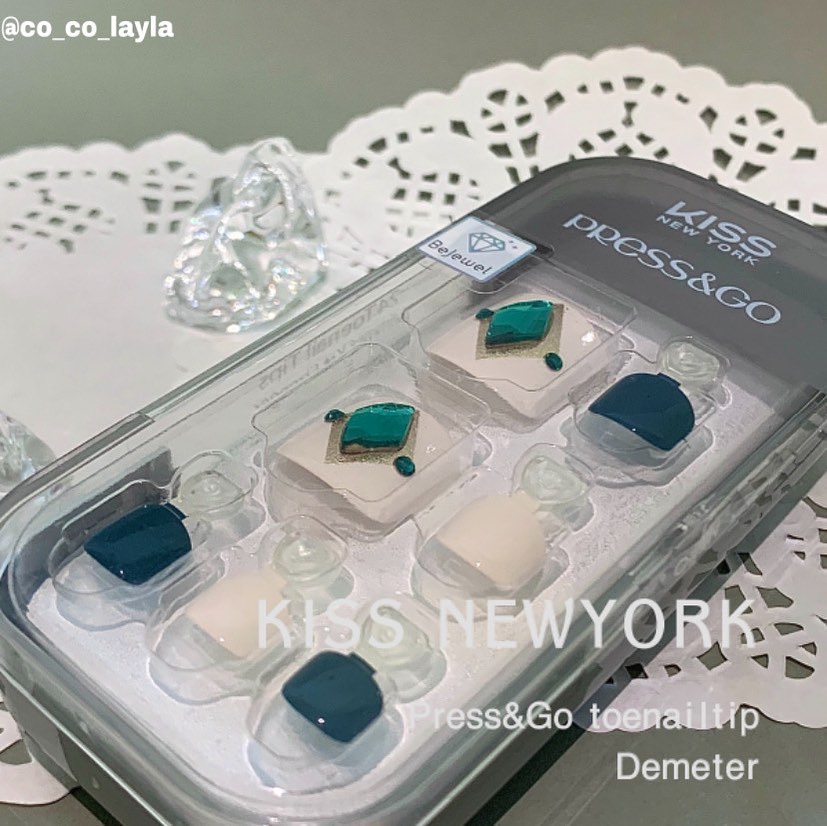 Kiss newyork press&go toenailtip
Demeter✨

오랜만에 리뷰로 돌아왔습니다!

오늘 리뷰할 제품은 화사네일로 유명한 키스뉴욕의 발톱팁 데메테르입니다💅🏻

이렇게 호수도 적혀있어 발 한 쪽 확인하면 이후엔 편하게 찾아서 사용 가능!

짠 발에 붙여봤어요~
가볍게 붙여서 연출할 수 있어서 만족합니당💖
