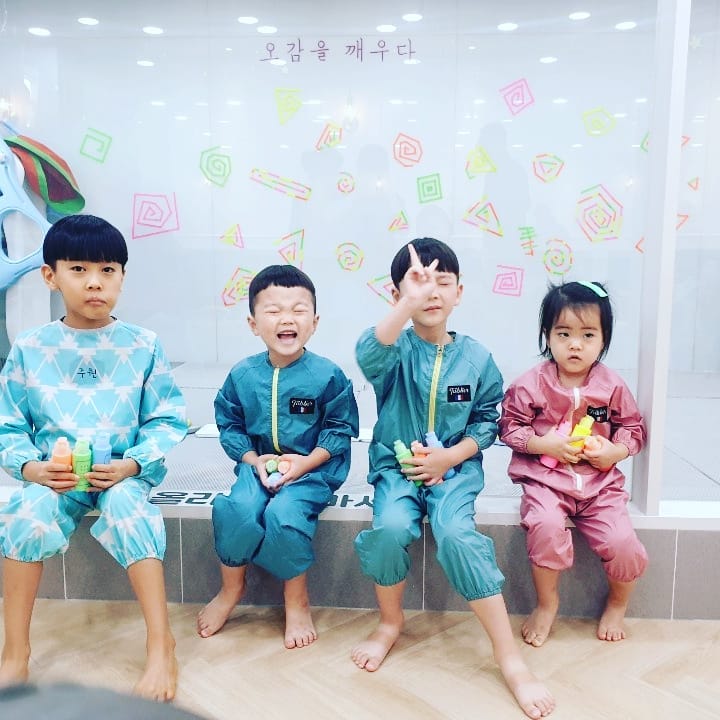 박씨네 가족모임☺️
-
#오감을깨우다
딱 우리 가족만 예약했다.
(지금은 코로나니께~~~ 죠심!!)
-
재미난 물감놀이, 세차놀이, 수영장👏👏👏
죠아,죠아,넘나 죠아잉👍
-
신나는 물감놀이에~
장난감 자동차까지 박박 닦아주시고~~♡
재미난 분수랑 물총이랑 수영🏊‍♂️
늬들! 진짜 끝내주는 하루여찌?🤟
-
너희가 즐거우니 엄마도 즐겁다.
담에 또 가봅시당🤩
-
#두형제맘 #주말엔놀자 
#너희를사랑해 #박씨네대가족
#오감을깨우다 #물감놀이🎨 
#세차장놀이중🚗 #수영맛집👍