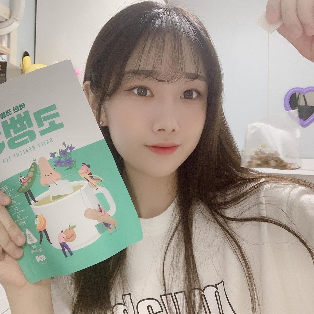 진아현 on Instagram: “👃🏻🦵🏻🦶🏻코 뻥 차 코뻥차는 목, 기관지, 비염에 좋다고 알려진 천연원물 7가지를 최적으로 블랜딩하여 만들어졌습니당 또한 2g의 넉넉한 티백용량과
