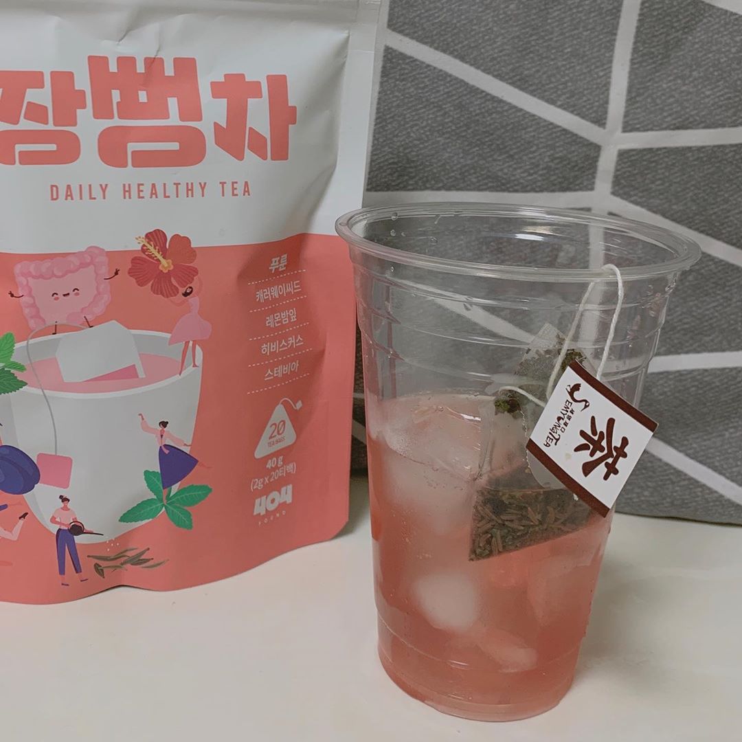 안희은 on Instagram: “🌷장뻥차🌷 ⠀ 푸룬, 레몬밤, 캐러웨이, 히비스커스, 스테비아를 블랜딩해서 상큼하고 산뜻한 티백 😻 ⠀ 포장이 핑크색이라 아주 맘에들고 변비와 장건강에 좋은 재