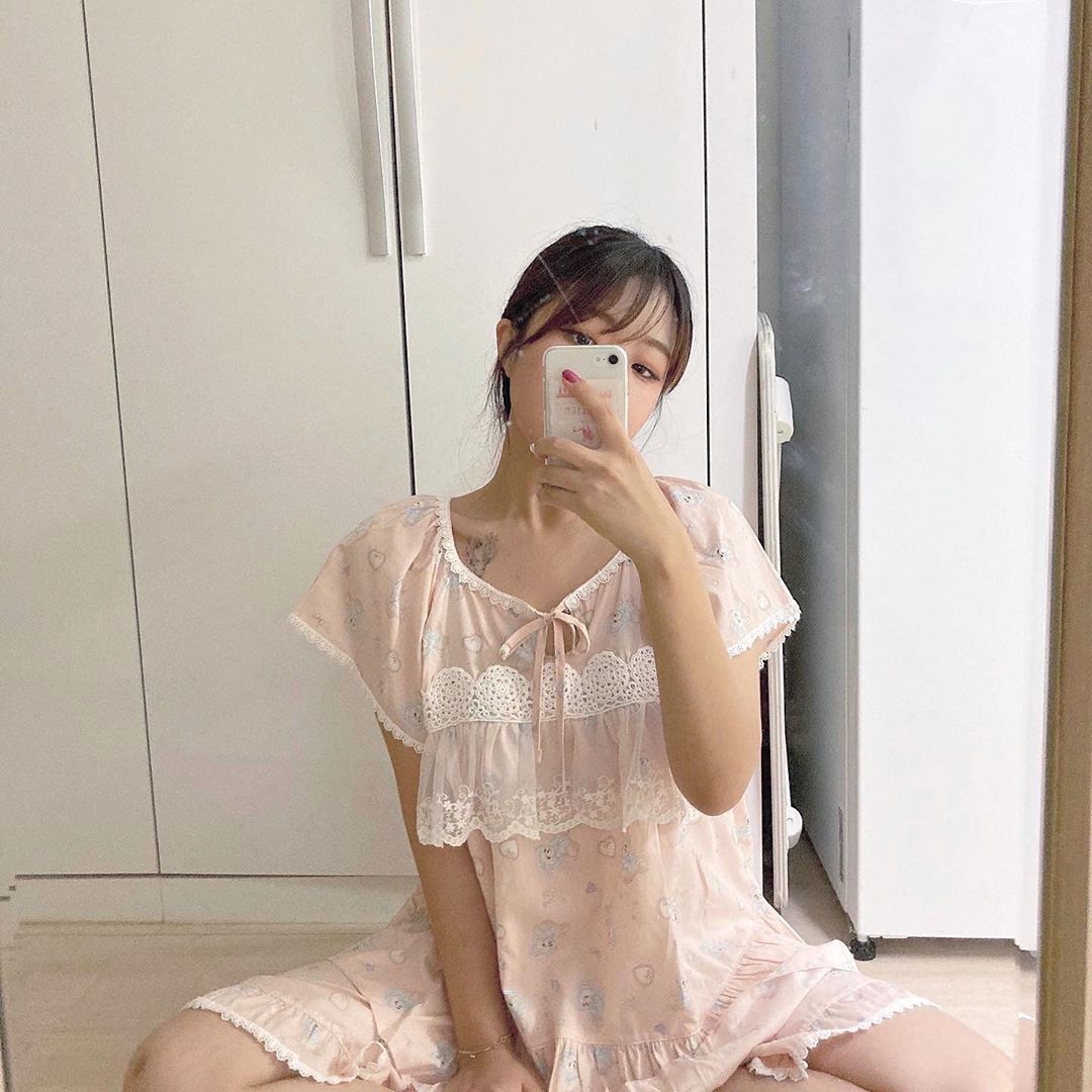 효원 on Instagram: “요즘에 잘 때 걸리적거리는게 싫어서 잠옷 안입고 자는데 이건 진짜 안입은 것 같네...?🤭 게다가 이뻐..❤️ - #잠옷#파자마#홈웨어#집순이그램#집순이#집콕#집스타그램#
