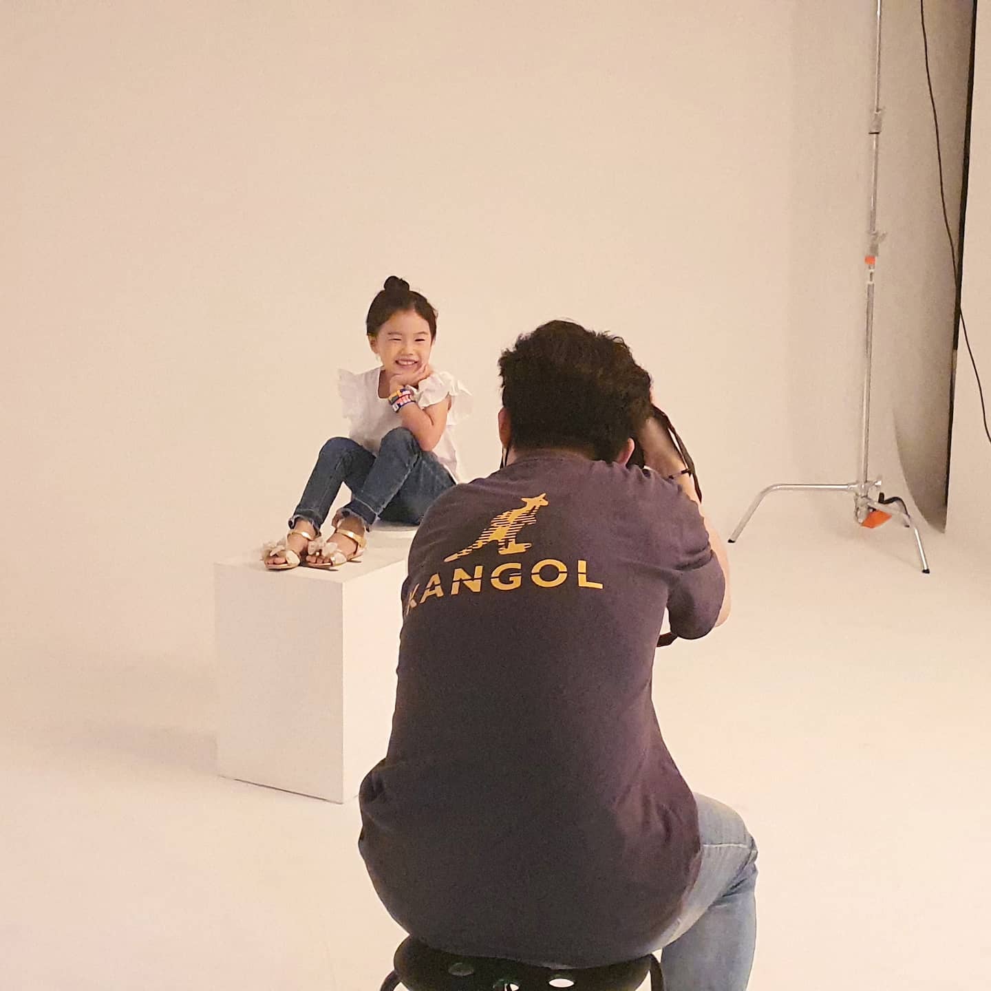 레고도트스타 스튜디오촬영 비하인드 :)
처음으로 메이크업을 받고 촬영을 하는거라
어색해했지만 메이크업이모와 사진촬영삼촌의 도움으로 활짝 웃으며 편하게 촬영 완료!

아이에게 특별한 선물이 되었던 시간
잔뜩 받아온 레고도트 선물에 신나하고
이제 레고팔찌 더 많아졌다고 머리끈으로도 써본댄다

고마워요 레고💕

#레고 #레고도트 #레고도트스타 #도트스타오디션 #lego #legostagram #레고이벤트