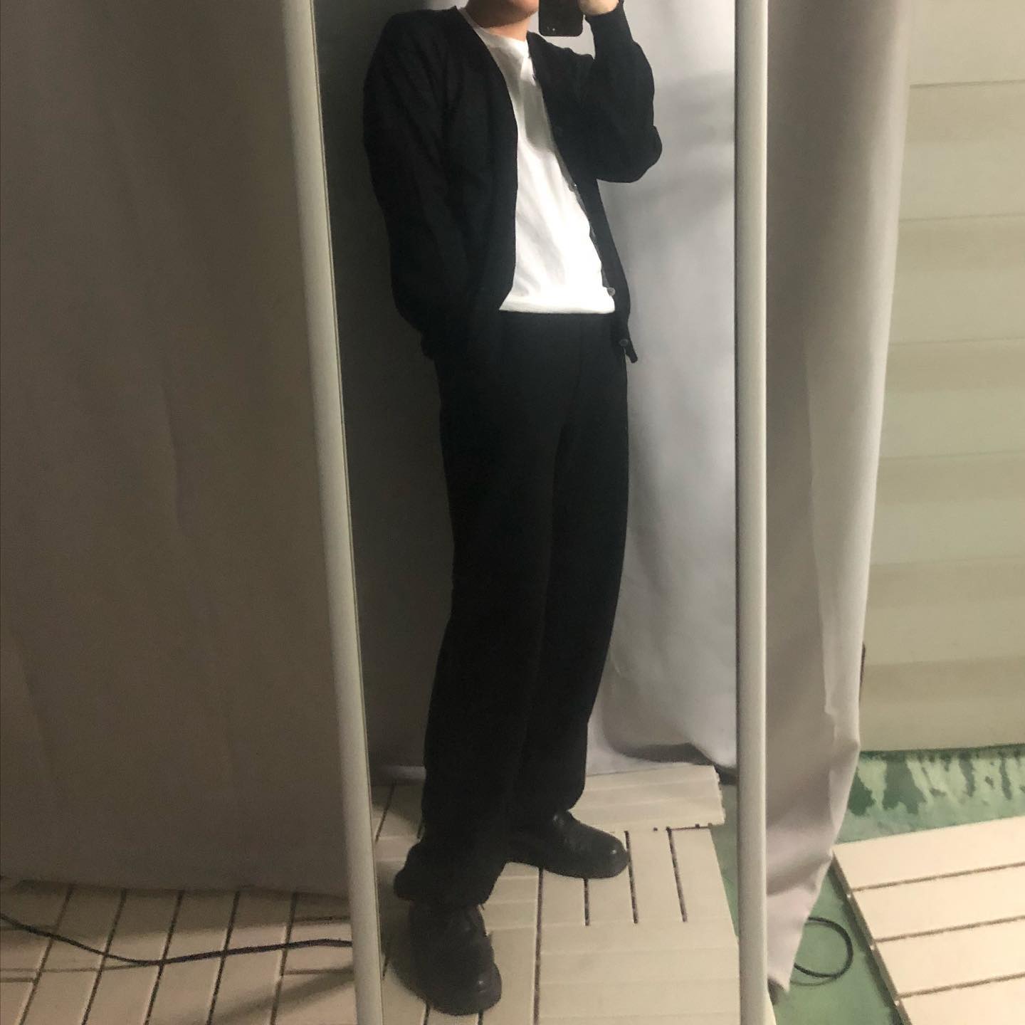 슬슬 가을옷 구매해야 할거같아서 구매!! 검정검정한게 마음에 드네요 ㅎ #ootd#데일리룩#가을준비#더비슈즈#닥터마틴#보세#쇼핑몰#소통#남자코디#추리닝바지#가디건