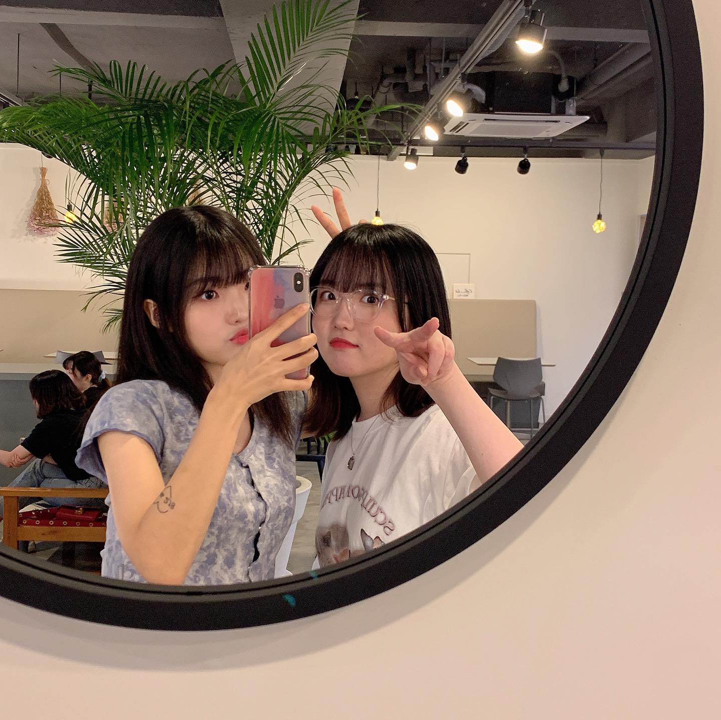 율찌와 지독한 콘sㅔㅂ트 🦋🌸💙
.
.
.
#디망쉬 #카페어랏 #스트릿
