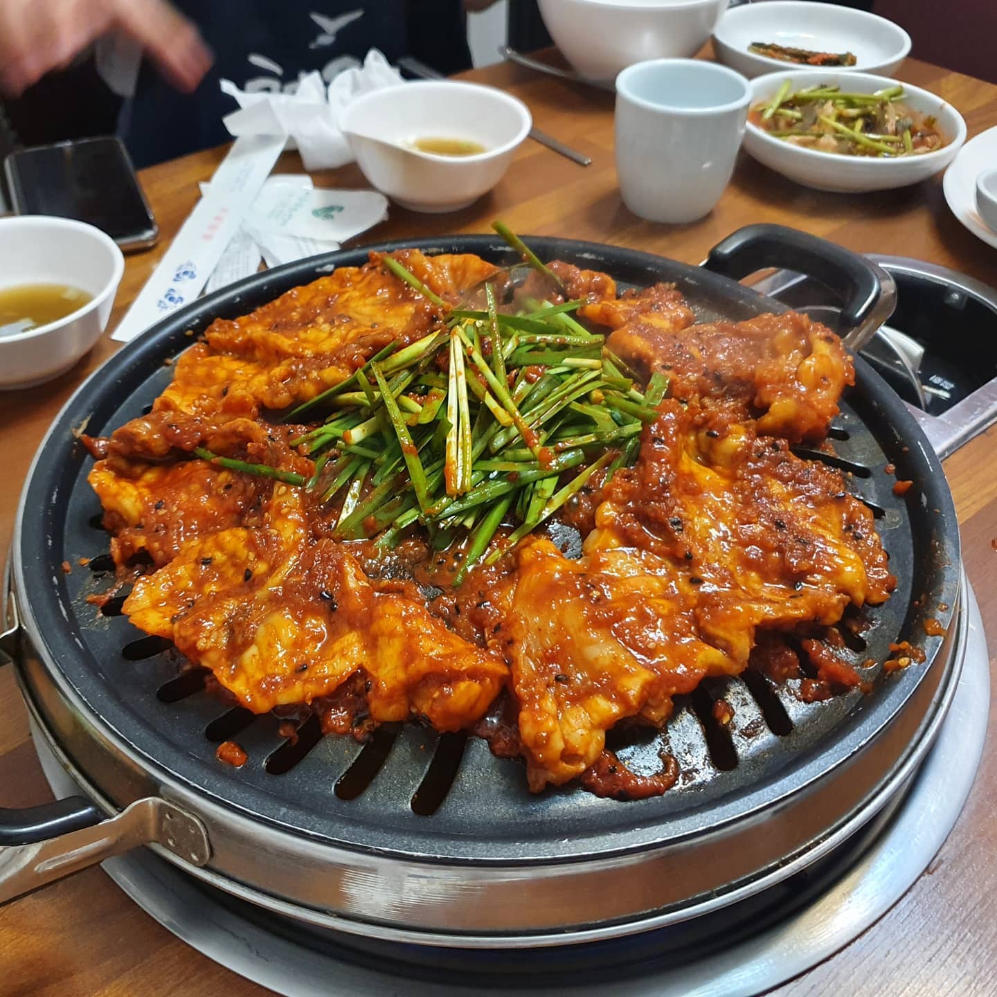 서울시청 맛집 남산복집
복불고기와 지리탕의 조합이 맛있다.
진한맛의 복불고기를 먹으면 쫀득하면서 부드러운 복어살의 참맛을 느낄수있다.
복불고기 맛이 진해서 지리탕을 처음먹었을때는 밍밍했지만 먹다보면 지리탕국물의 진핫맛과 미나리의 조화로운 맛에 반하게된다.

#서울시청맛집 #서울시청 #서울시청회식 #시청회식 #시청맛집 #시청복어 #시청복요리 #복불고기 #복어 #복요리 #복지리 #서울복요리 #서울복불고기 #서울복어