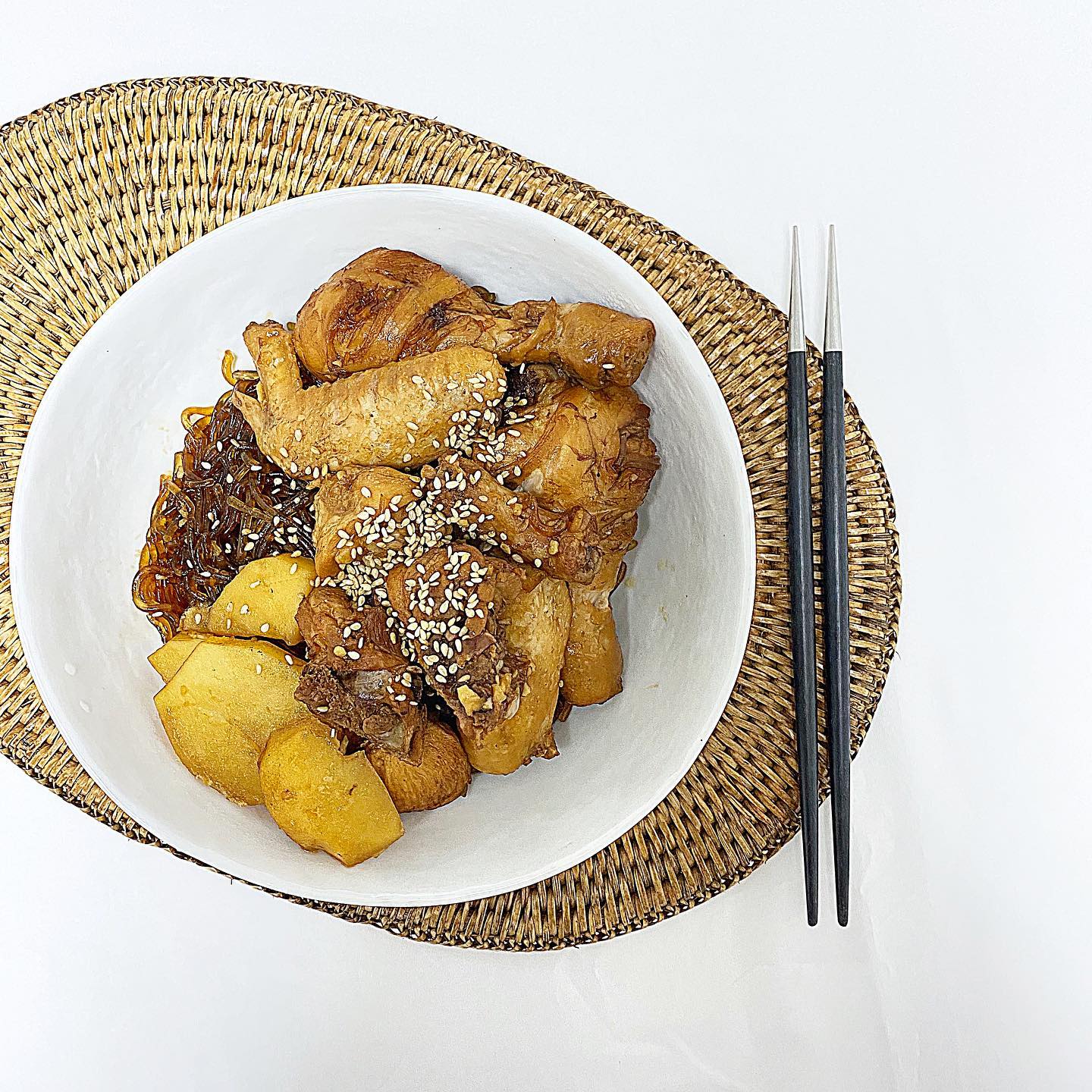 #돌희_집밥
#엄마표요리 안동찜닭
⠀
제가 찜닭을 엄청 좋아하거돈요 ,, 존맛 찜닭을 데리고 왔섬니다 🤍
⠀
저희 집에서 제일 큰 냄비에 끓였는데 정말 양이 너무 많아서 넘치기 일보직전이였서요 ,, 무엇보다 당면이 2-3인분이였는데 아무것도 모르고 다 넣어서 국물이 사라졌슴미다 ,,
⠀
뇨끼 때문에 감자를 왕창사서 다른 야채 없이 감자만 엄청 많이 넣었어요 ,, 찜닭은 사실 말이 필요 없죠 ,, 국물이 사라진 건조한 찜닭이였는데도 존맛탱이였슴미다 🤍
⠀
아 그리고 두찜 로제찜닭 아직 못먹어봤는데 ,, 드셔보신 분들 어떠셨는지 말씀해주시면 감사하겠섬미다 ,,
⠀
🍗 본 게시물은 엄마표요리에서 제공받아 작성되었습니다.