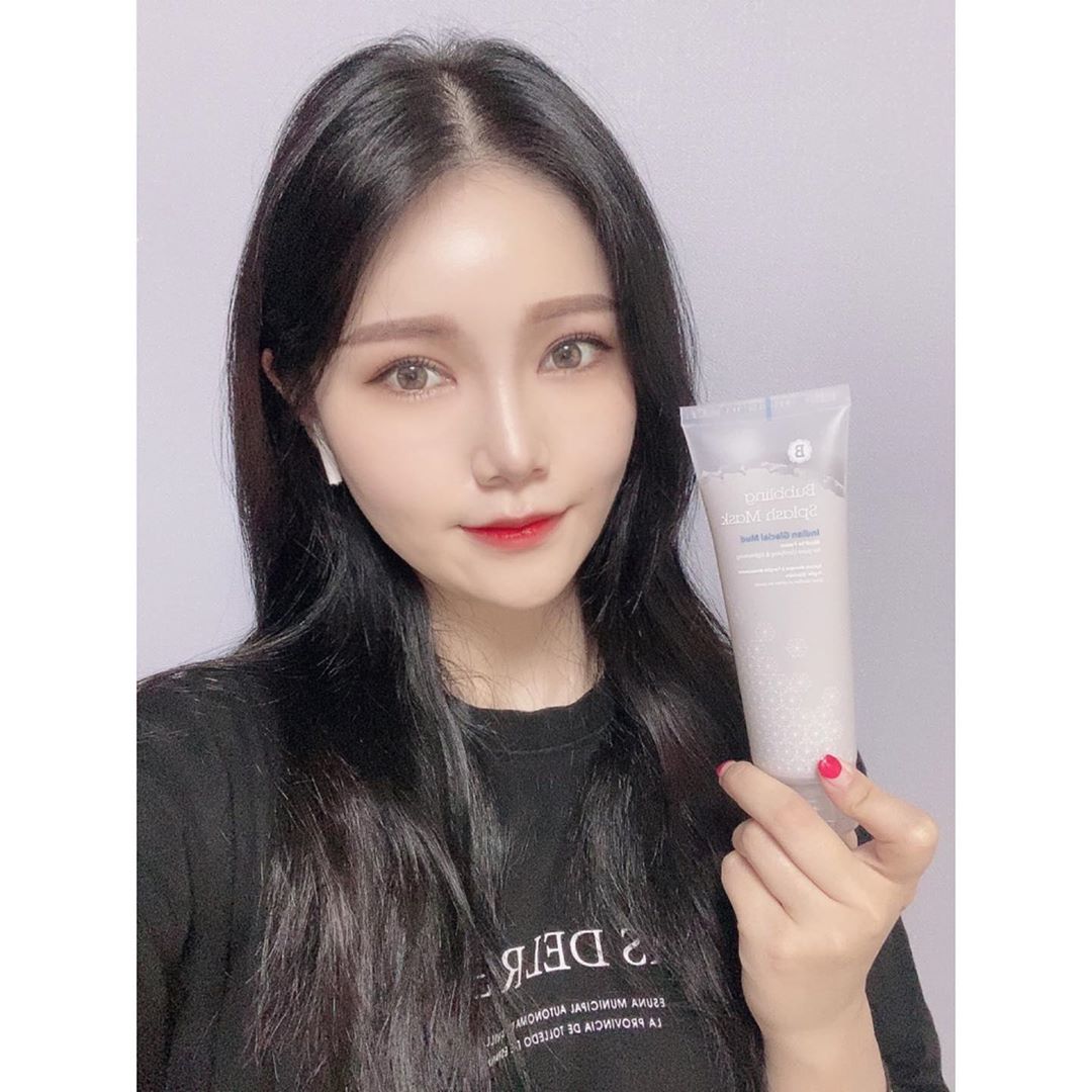 박정미(25) on Instagram: “세안과 팩을 동시에 할 수 있는 버블링 스플래쉬 마스크에요👋🏻 마스크팩+클렌징 기능을 모두 갖춘 2 in 1 제품 발림성도 좋고 다른 머드팩 제품처럼 뻑