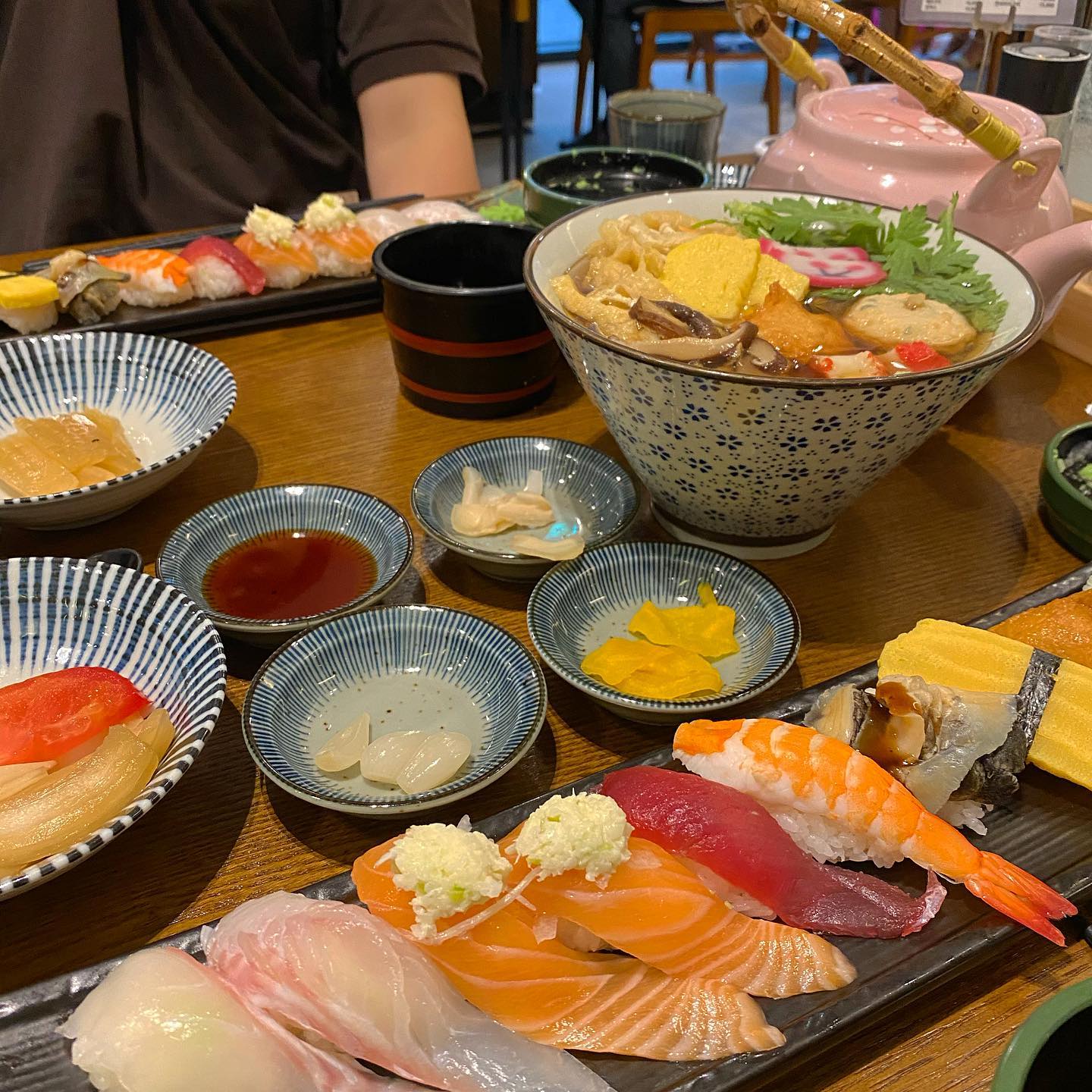 유상무 상무도 반할법한 #상무초밥 #대전봉명동 #모듬초밥🍣 #11000원
.
.
가성비 좋고, 맛도 푸짐하다. 싱싱하고 다채로움으로 가득 채워진 10조각이지만, 양이 조금 부족하다면 우동을 추천한다. 시원한 국물과 어묵은 중간중간 초밥을 아껴줄 수 있는 릴렉스 타임(?)이 된다,, 가끔 웨이팅이 있을수 있으나,, 매장이 넓어서 금방금방 들어갈 수 있다🥴
.
.
.
.
#먹스타그램 #오랜만 💛 #먹스타맞팔 #먹팔 #초밥 #충남대맛집 #궁동맛집  #대전맛집 #봉명동맛집