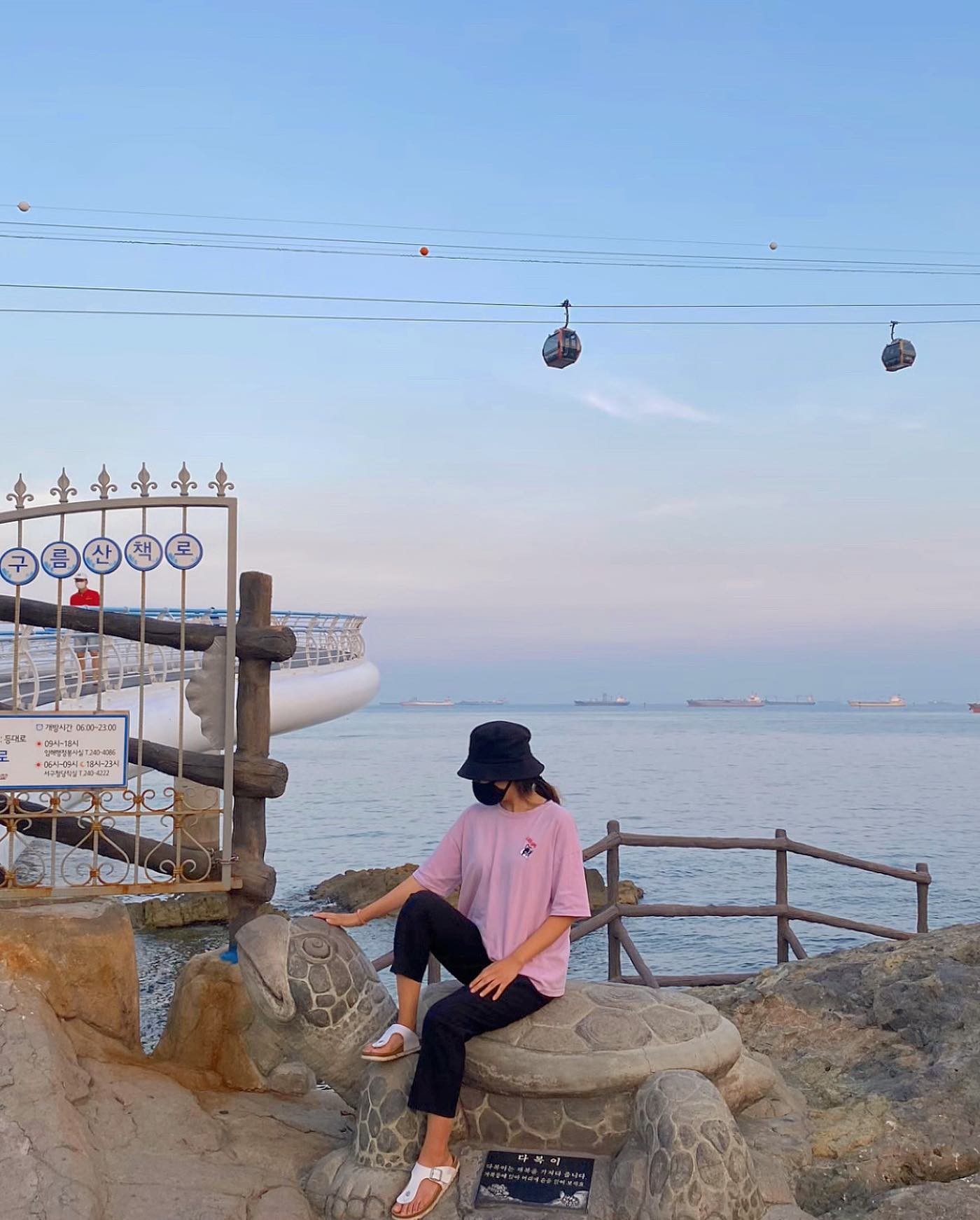 ✔⠀

오랜만에 피드 올리는듯
거북이 등에 앉아
머리에 손을 대면 재복이 있다해서
바로 실천해보기 ㅋㅋㅋㅋㅋ
⠀
#블로그포스팅완료
⠀
