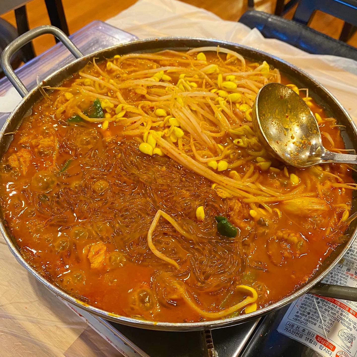 #전주여행 필수 먹방 코스 #물갈비 
.
.
전주 로컬맛집인 #이모갈비전골 에 다녀왔다. 순박한 인상을 풍기시며, 택이 아버지를 떠올리게 하는 사장님 한 분이서 운영하신다. 맛은 전주에 와서 물갈비를 맛봐서 다행이다 싶은 맛이다. 국물이 깊이 새겨진 콩나물에 갈비를 상추에 싸서 먹으면, 바로 다음 쌈을 집게 만든다. 
.
.
당면은 기본으로도 충분한 양 이여서 추가는 필요없다. 다 먹으면, 볶음밥을 강력하게 추천한다. 감자탕 볶음밥 뺨치도록 맛있다. 
.
.
또 생각나는 맛이군🌷
.
.
#전주맛집 #전주물갈비 #물갈비맛집 #먹스타그램 #먹스타맞팔 #먹팔