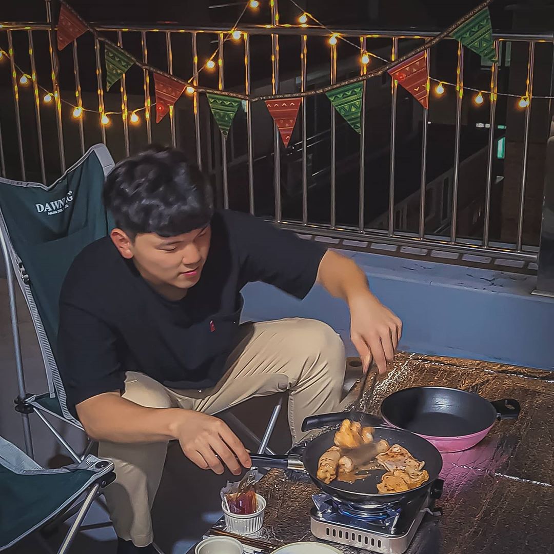 고도예 on Instagram: “곱떡에 이어 , 저온숙성의 양념 곱창 막창 대창 ! 캠핑가서 먹으려고 했찌만..시간이 없어 수랑 옥상에서 곱창 party 🎉✨ 초벌되어 있어 언제 어디서나 간편하게 먹을 수