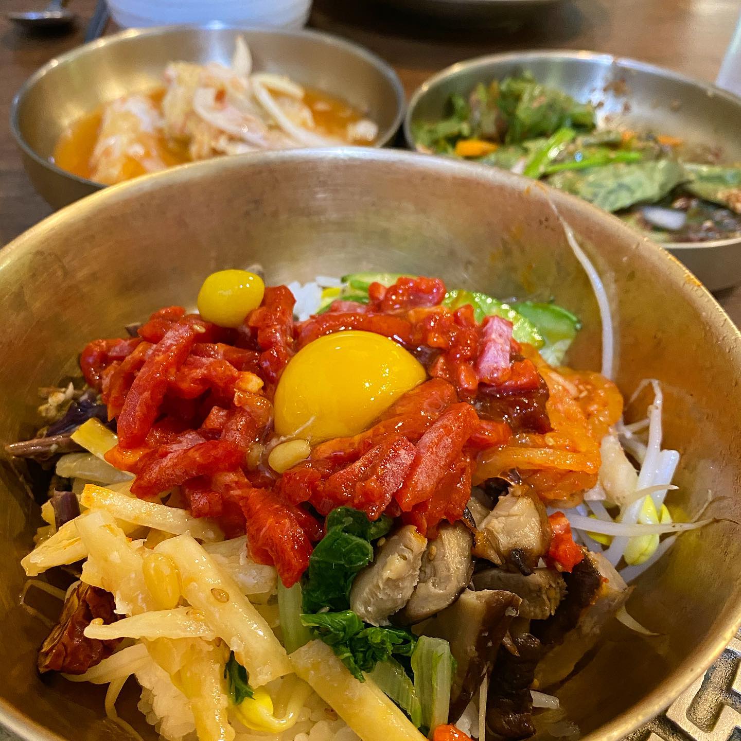#전주 #육회비빔밥 #고궁수라간 
.
.
.
전주에 가면 비빔밥을 꼭 먹어야 할 것같은 의무감에 사로잡힌다. 하지만 비빔밥은 끌리지 않는다고...
.
.
근데 육회비빔밥이라면 말이 달라진다.
.
.
이곳 고궁수라간은 다른 곳에 비해 조금 더 저렴하며, 맛도 뛰어나다. 여러 채소와 육회, 그리고 노른자가 어우러져 전주의 비빔밥을 완성시킨다. 고소함이 그릇안에서 빙빙🌿
.
.
비빔밥은 별론데 비빔밥을 먹어야할 것같다면,, 좀 더 특별한 육회비빔밥을 추천한다.
.
.
.
#전주맛집 #한옥마을맛집 #전주육회비빔밥 #전주여행 #먹스타그램 #먹스타맞팔 #먹팔 #먹팔해요