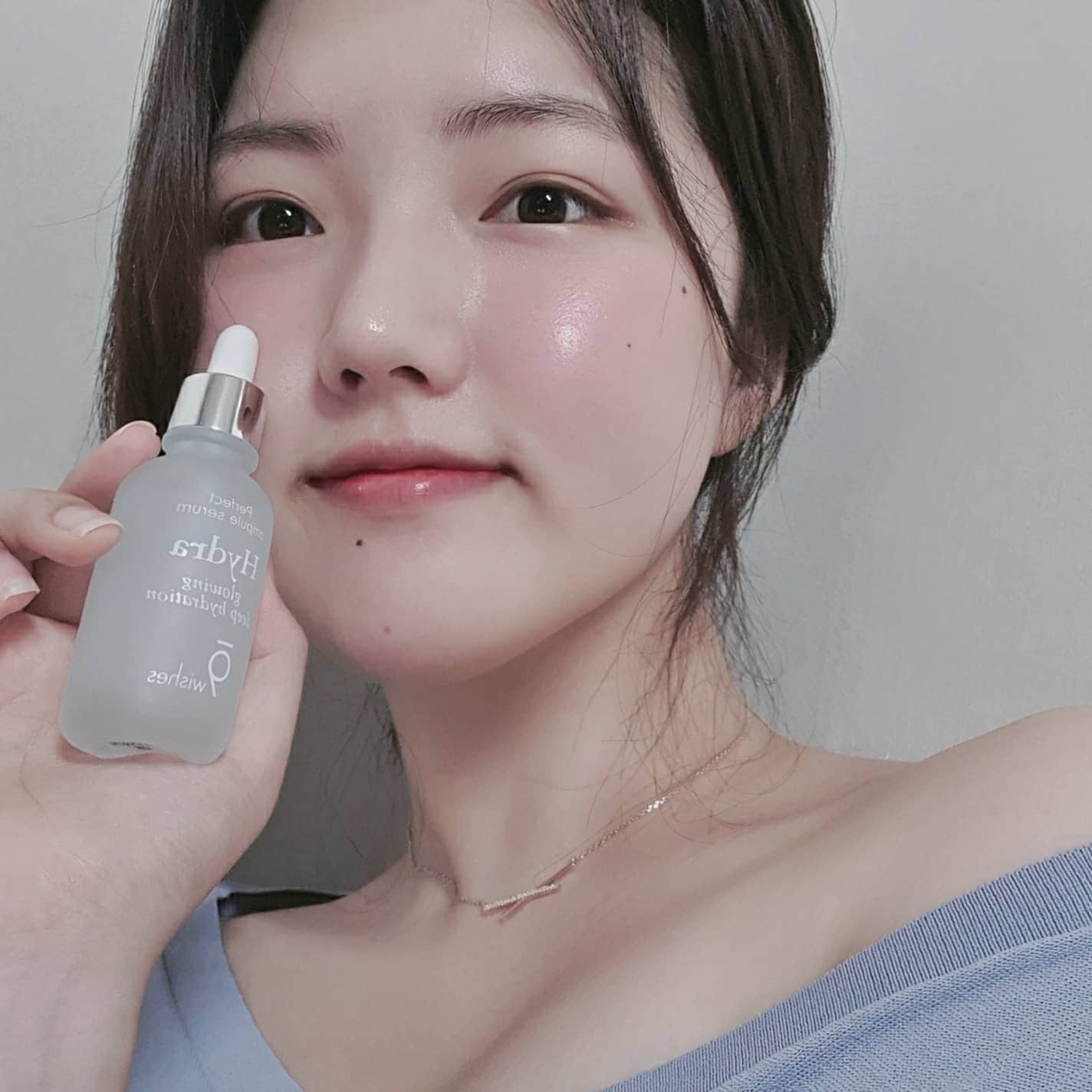 9wishes_official 광고예요 ᴗ̈
⠀
올리브영, 뷰티어워드 등에서 1등을 했던 나인위시스 1세대 앰플이 이번에 2세대 수분앰플로 업그레이드됐어요🤍 오직 올리브영에서만 '수분앰플 본품 30ml + 앰플토너 샘플 20ml + 앰플크림 샘플 8g' 단독 기획세트로 만나볼 수 있답니다! 기존 1세대보다 보습과 피부장벽, 진정에 효과가 업그레이드 됐고 용량까지 5ml 추가 됐어요👀 사용해보니 끈적임없는 마무리감에 촉촉함이 참 좋은 제품이에요. 사진에서도 무거움이 전혀 안 느껴지죠? (비포애프터에 보정은 들어가지 않았습니다🤍) 손으로 몇번 톡톡해주면 금방 흡수돼서 겉도는 감이 없었어요. 환절기 보습 챙기기 아주 좋을 것 같아요 ෆ
⠀
⠀
#나인위시스 #하이드라앰플2세대 #나인위시스수분앰플 #수분앰플 #2세대수분앰플 #정인선 #올리브영9월세일 #올영세일 #AD
⠀
✔이 제품은 나인위시스로부터 무상으로 제공받아 사용하였습니다
⠀
⠀