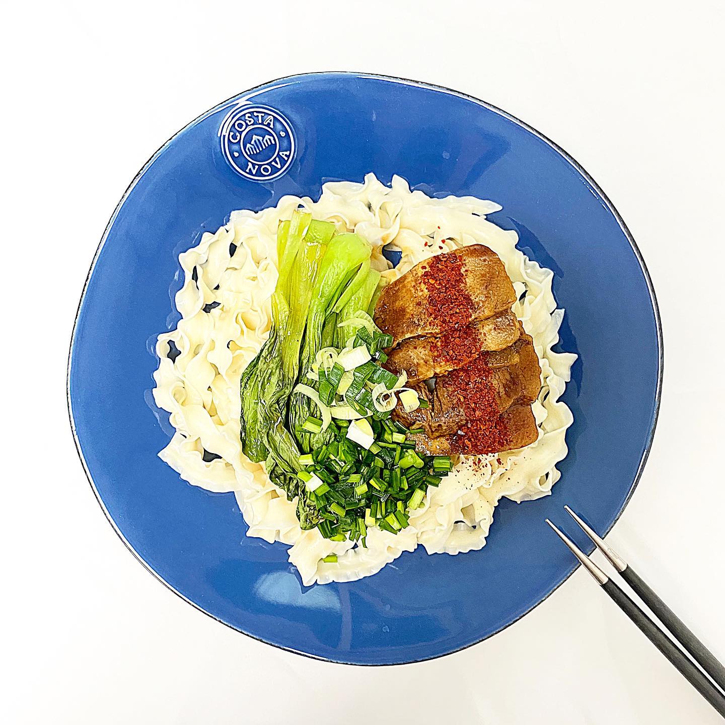 🍜 심플리쿡으로부터 제품을 제공 받아 작성한 솔직 후기입니다.
⠀
#돌희_집밥
#심플리쿡 비빔도삭면
⠀
오랜만에 찐 존맛 도삭면을 먹었서요 🤍
⠀
예전에 훠궈 먹었을 때 도삭면을 넣어서 먹은 적이 있거든요 ,, 그 때 태태랑 극찬하면서 정말 맛있게 먹었는데 오늘은 비빔 도삭면을 먹었섬니다
⠀
면이 너무 너무 맛있어서 면만 따로 팔았으면 좋을 것 같다는 생각도 해봤서요 ,, 칼국수보다는 굵고 쫀득하고 쫄깃해요 ,, 개인적으로 칼국수보다 더 맛있는 것 같아요
⠀
사실 면이 두꺼워서 소스랑 따로 놀진 않을까 생각했지만 ,, 생각할 필요도 없이 대존맛이였서요 ,, 최근에 먹었던 음식 중에 제일 맛있었서요 ,,
⠀
소스도 새콤달콤해서 단짠의 조합이 너무 좋았고 차슈도 에어프라이기 돌리니까 겉바속촉으로 짱맛있서요 ,, 차슈 추가하고 싶을 정도로 야채랑 면이랑 너무 너무 잘어울렸섬니다
⠀
너무 맛있게 먹어서 종종 생각날 것 같아요 ,, 제 돈주고 또 구매하고 싶은 존맛 밀키트였서요 🤍