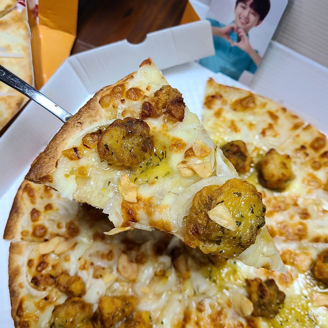 맛있는게 좋은 미니님 on Instagram: “#협찬 #미스터피자 #30주년 #신메뉴 #씬크러스트 25,900원에 두판이나!? 미스터피자에서 30주년 기념으로 내놓은 가성비 갑 씬크러스트피자입니다!🍕 저는