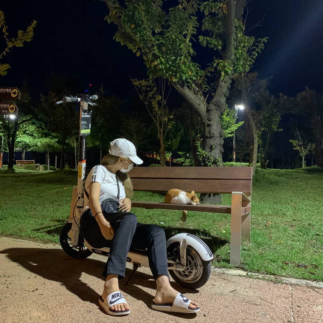 류현지 on Instagram: “🛴#코모드마스크 . 목화솜 필터의 코모드 마스크는 비말 차단에 아주 좋습니다 . 소형은 아동용이지만 여자 분들도 껴도 될 거 같아용 마스크끼나마나 펄럭이던 분들은