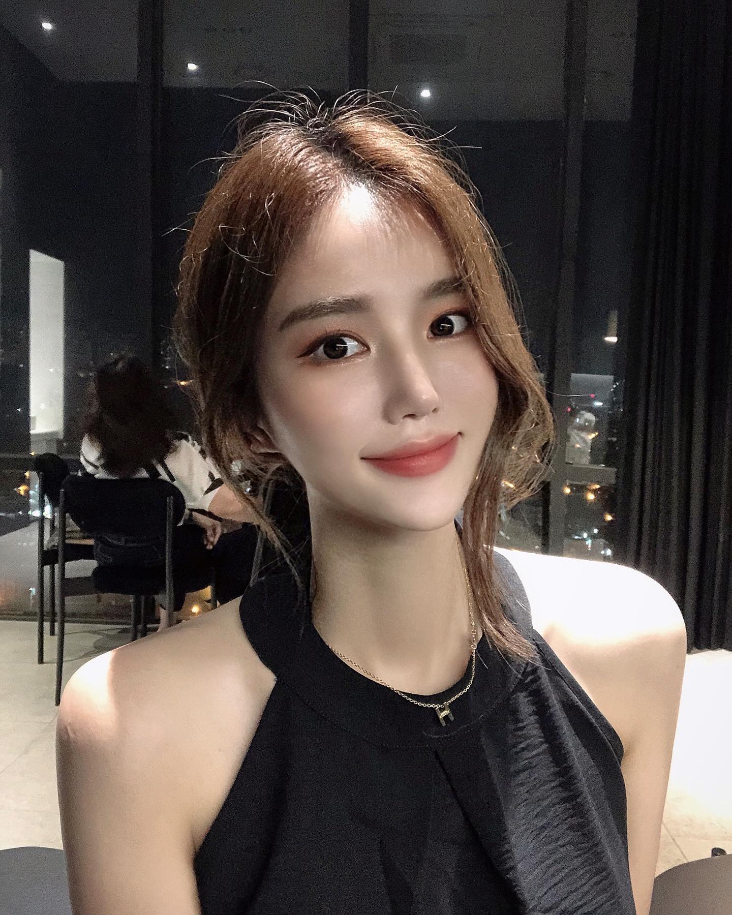 내머리 민들레홀씨야? 부시시 정수리 조명 모야,,
그리고 태그 #병신스타그램 이라고 꼭 써달라네 그녀때무네 증맬 피곤해요🤦🏻‍♀️