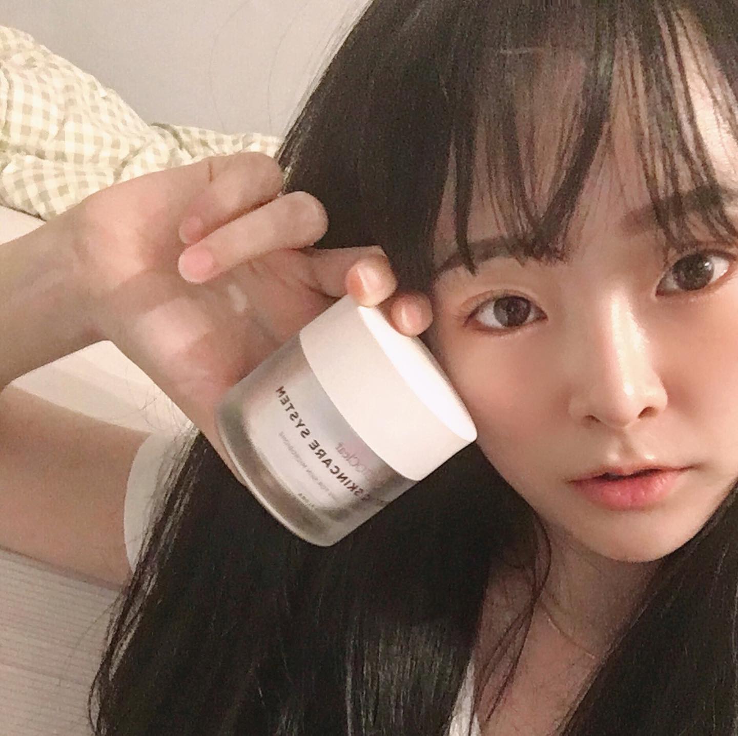 #협찬 #블레미쉬카밍크림 
여름철 피부 겉은 기름지고 속은 건조해서 트러블 올라오고 썽난 내피부;
“5일간 직접 사용”해봤는데 
쫀쫀한 제형으로 뽀송하게 흡수되어 이것저것 바르는 낮에 피부 부담이 없어서 좋았음
⠀
프로바이오틱스 25년이상 연구한 전문브랜드인만큼 유산균 발효 특허 성분으로 임상 시험결과 여드름 호전 효과를 보였다함
⠀
물 몇 잔 안마시면 얼굴에 빨갛게 애기좁쌀 바로 올라오는데 이거 바르면 금방 가라앉아 신기했음ㅋㅋㅋㅋㅋ🤭
(개인적으로 꾸준히 바르면 내 피카츄볼 좋아지겠다싶음)
⠀
9월중 리뉴얼을 앞두고 있다하니 기대하시고 참고하시길 🤩
⠀
#진정크림 #진정수분크림 #민감피부진정크림 #여드름크림 #마이크로바이옴화장품 #프로바이오틱스화장품 #락토클리어 #스킨플로라크림 #트러블 #피카츄 #진정크림 #데이크림 #kbeauty #예민보스피부 #피부케어 #셀카 #selfie