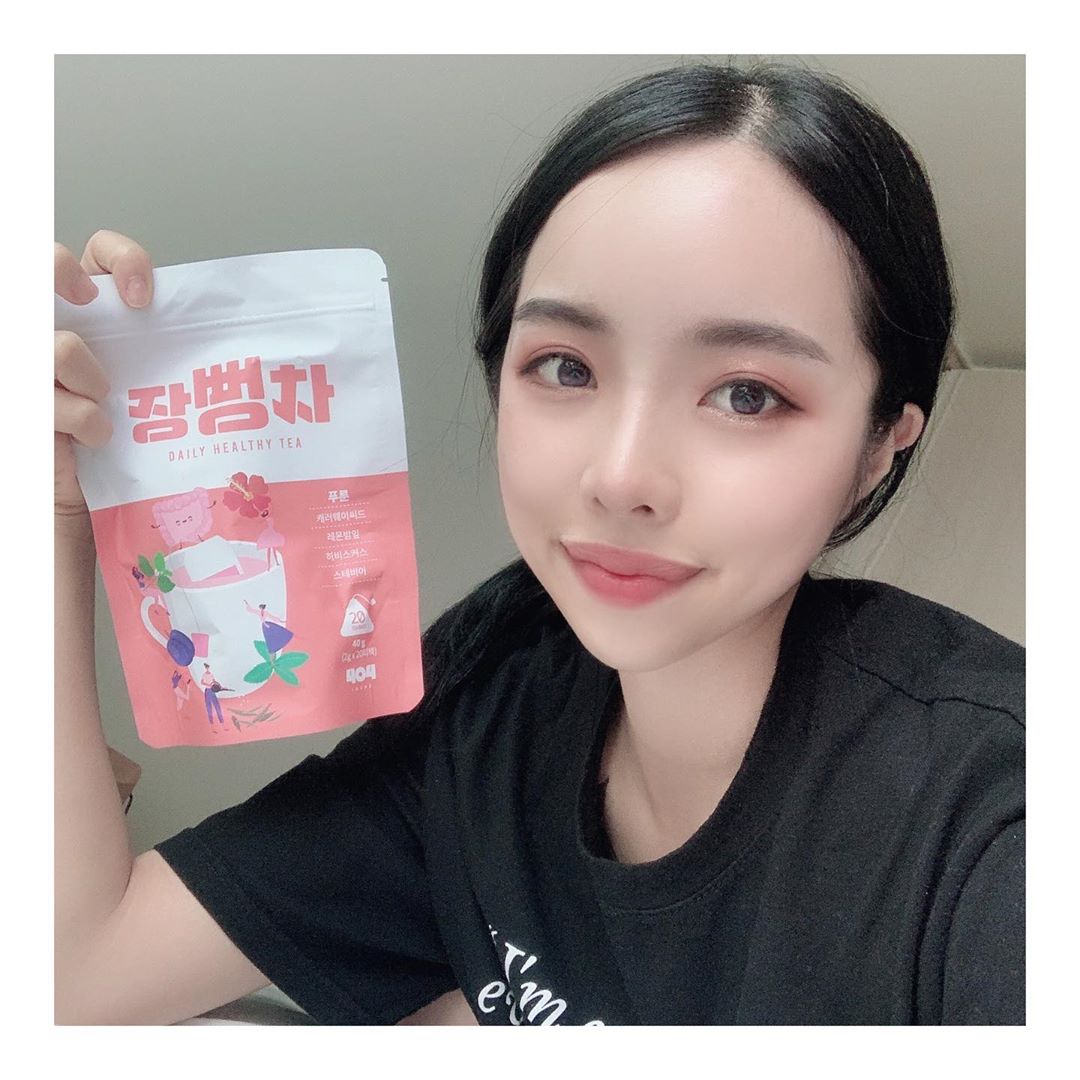 하련 ღ on Instagram: “#협찬 변비 그리고 장건강에 좋다는 재료로 만든 장뻥차로 맛있게 관리해요! 저는 커피를 먹지 않아서 대신 장뻥차 처럼 푸룬과 레몬밤, 히비스커스가 들어있는