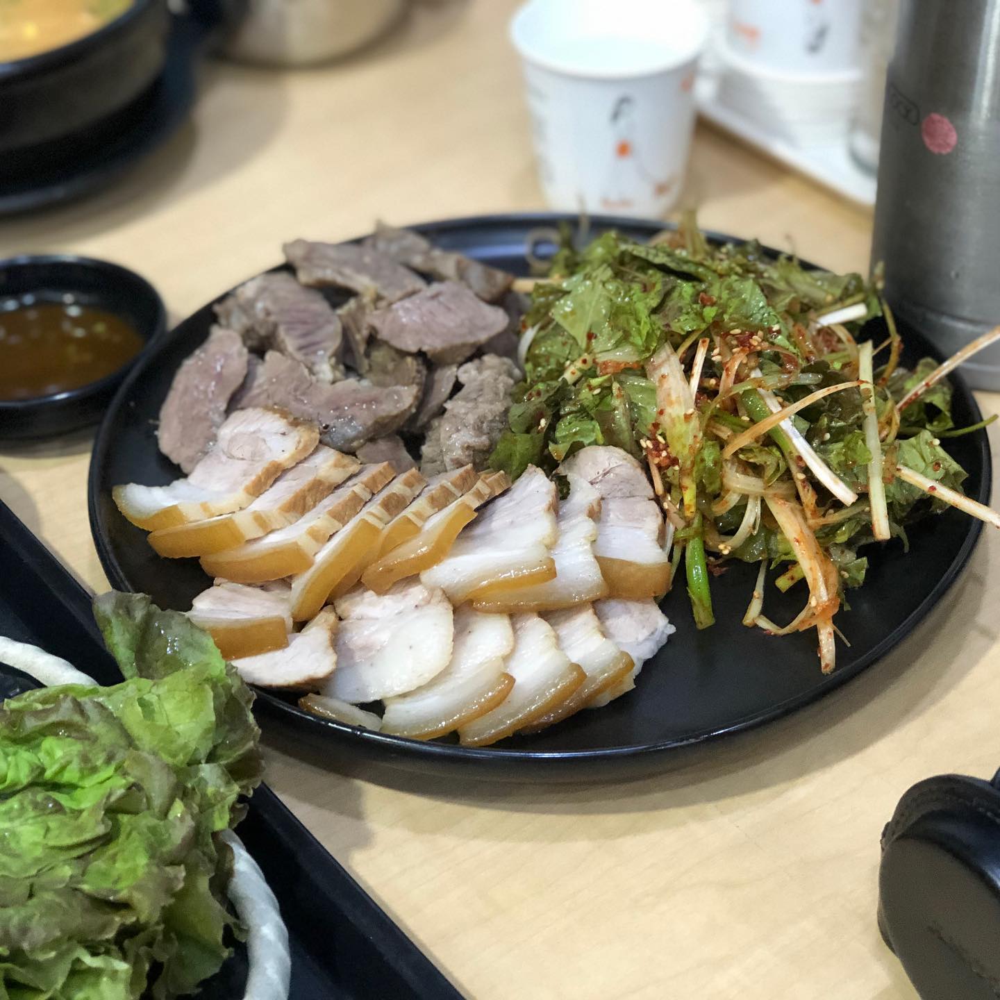 대구 칠곡 국밥 찐맛집을 찾았다 🥰 대구 보건대 인근 팔백국밥 칠곡점! 메뉴가 엄청 많은데 하나같이 다 맛있다 ㅠㅠㅠㅠ사장님 솜씨가 보통이 아닌 찐찐맛집! 국밥 집인데 이날은 국밥 보다 불고기비빔밥이 더 많이 팔렸다고ㅋㅋㅋㅋㅋㅋ 얼큰이돼지국밥, 불고기비빔밥에 반반수육(삼겹+뽈살)까지 고기파티 한 날❤️ 대구팔백국밥 칠곡점 추천!